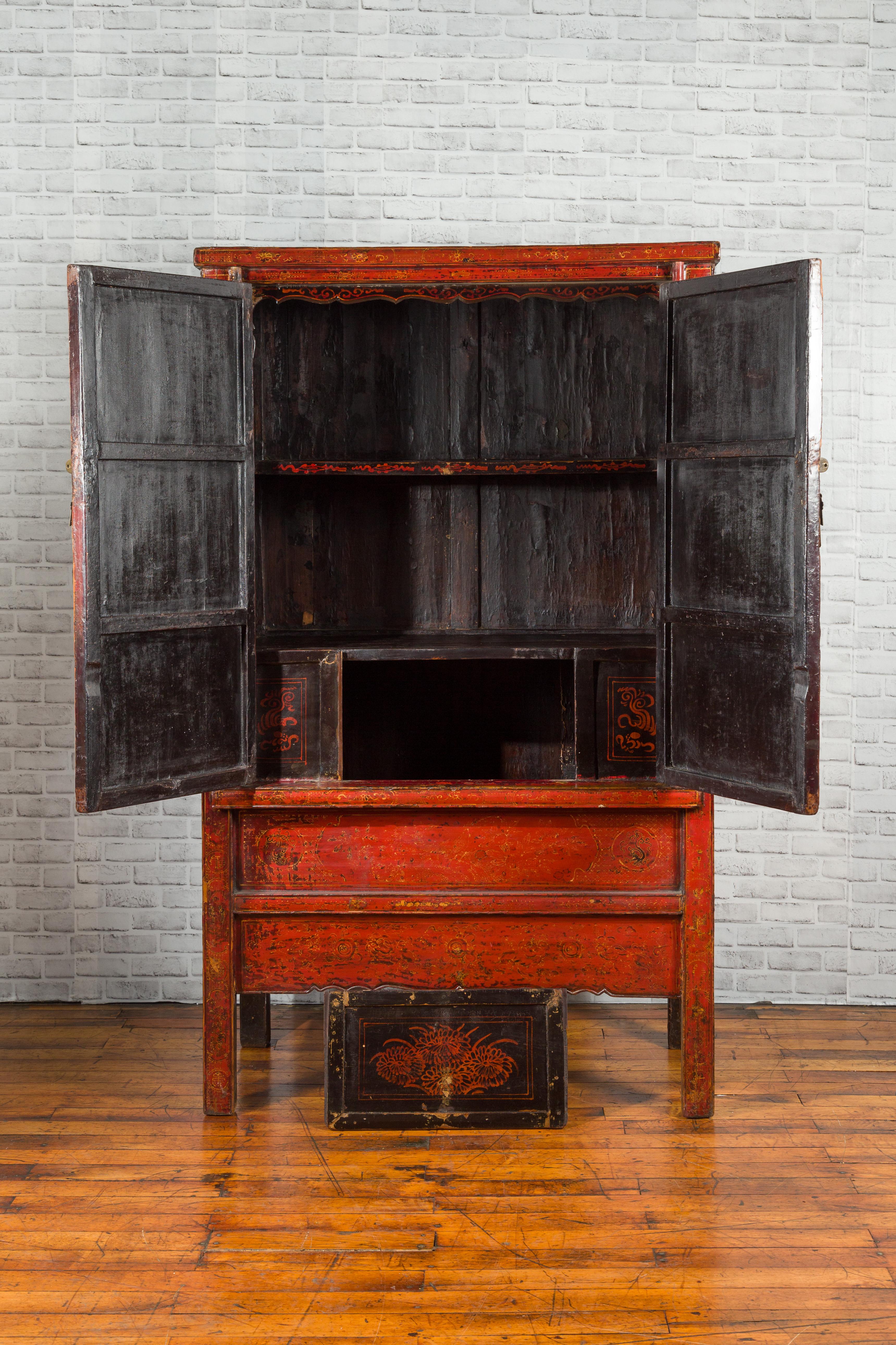 Chinese Qing Dynasty 19th Century Red Cabinet with Hand Painted Chinoiseries For Sale 9