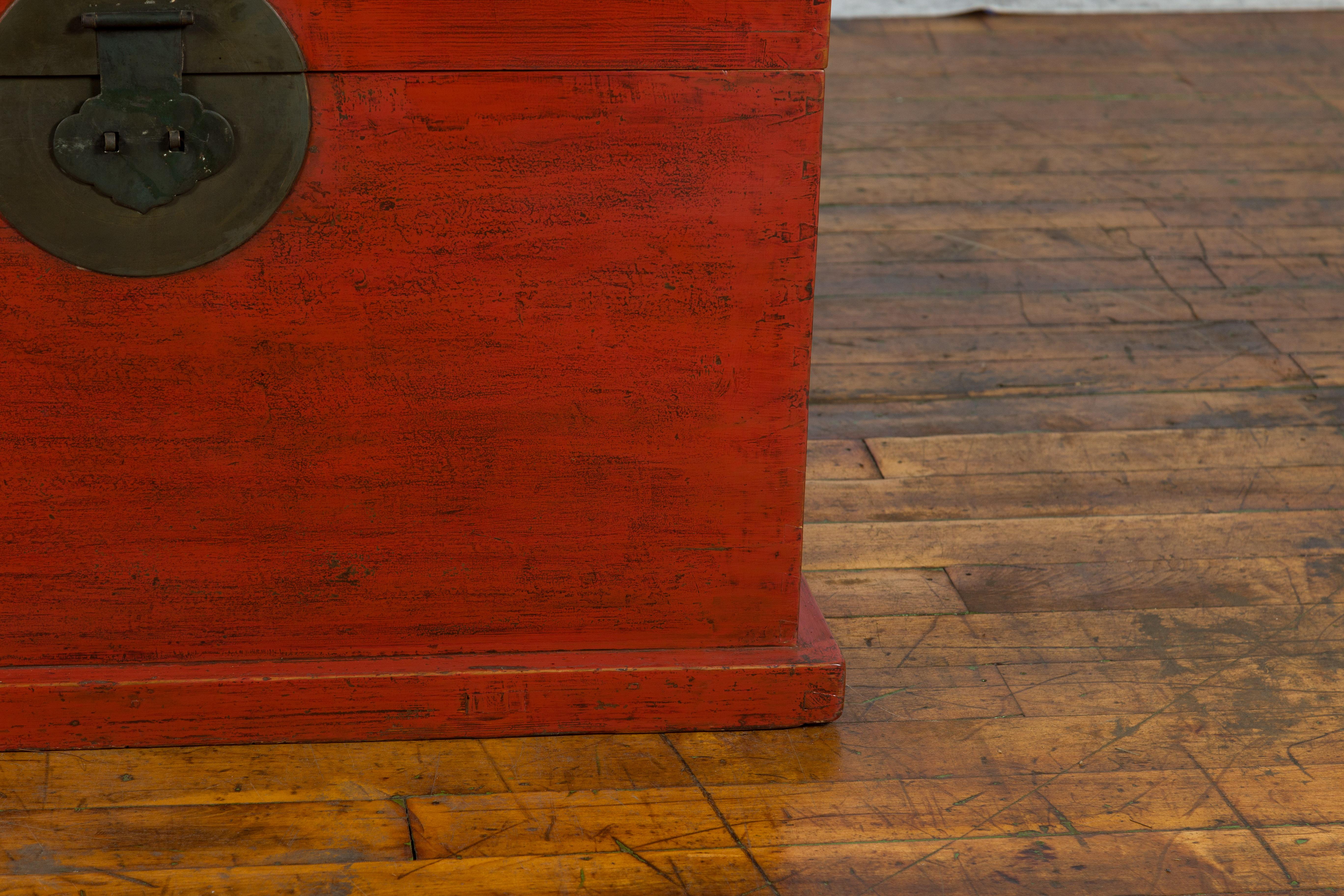 Bois Coffre en laque rouge de la dynastie chinoise Qing du 19ème siècle avec quincaillerie en laiton en vente