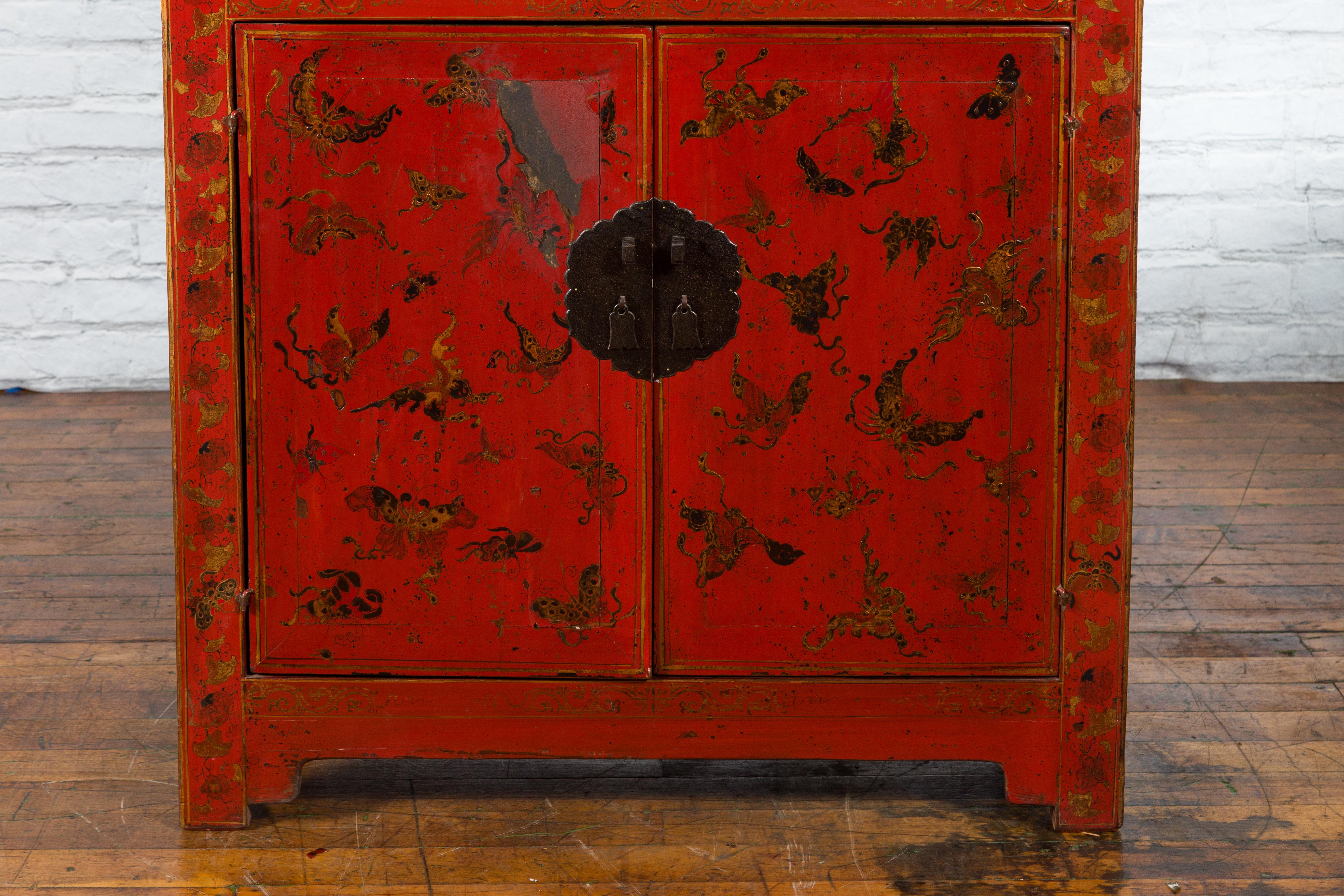 Chinese Qing Dynasty 19th Century Red Lacquer Cabinet with Butterfly Décor For Sale 4