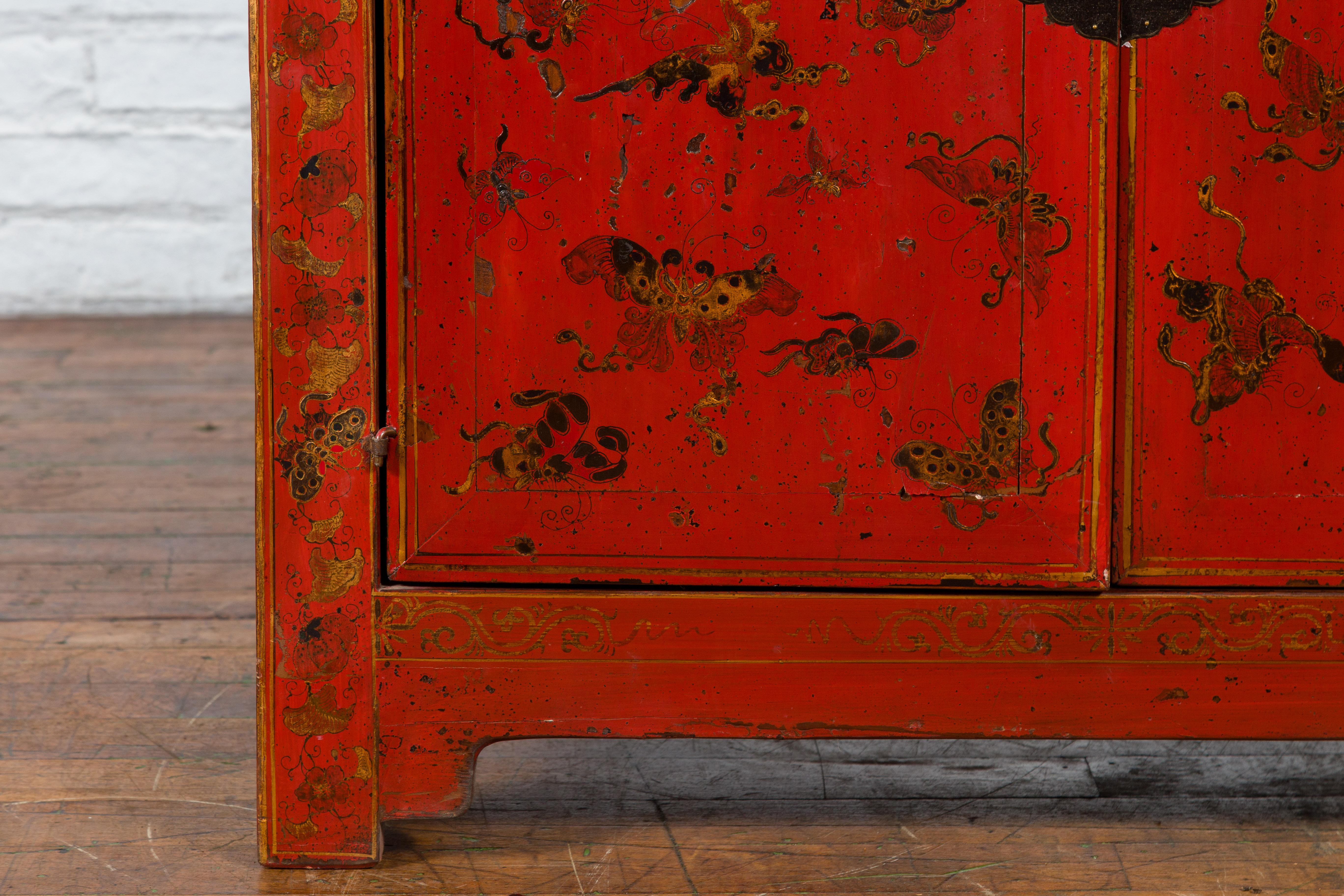 Chinese Qing Dynasty 19th Century Red Lacquer Cabinet with Butterfly Décor For Sale 5