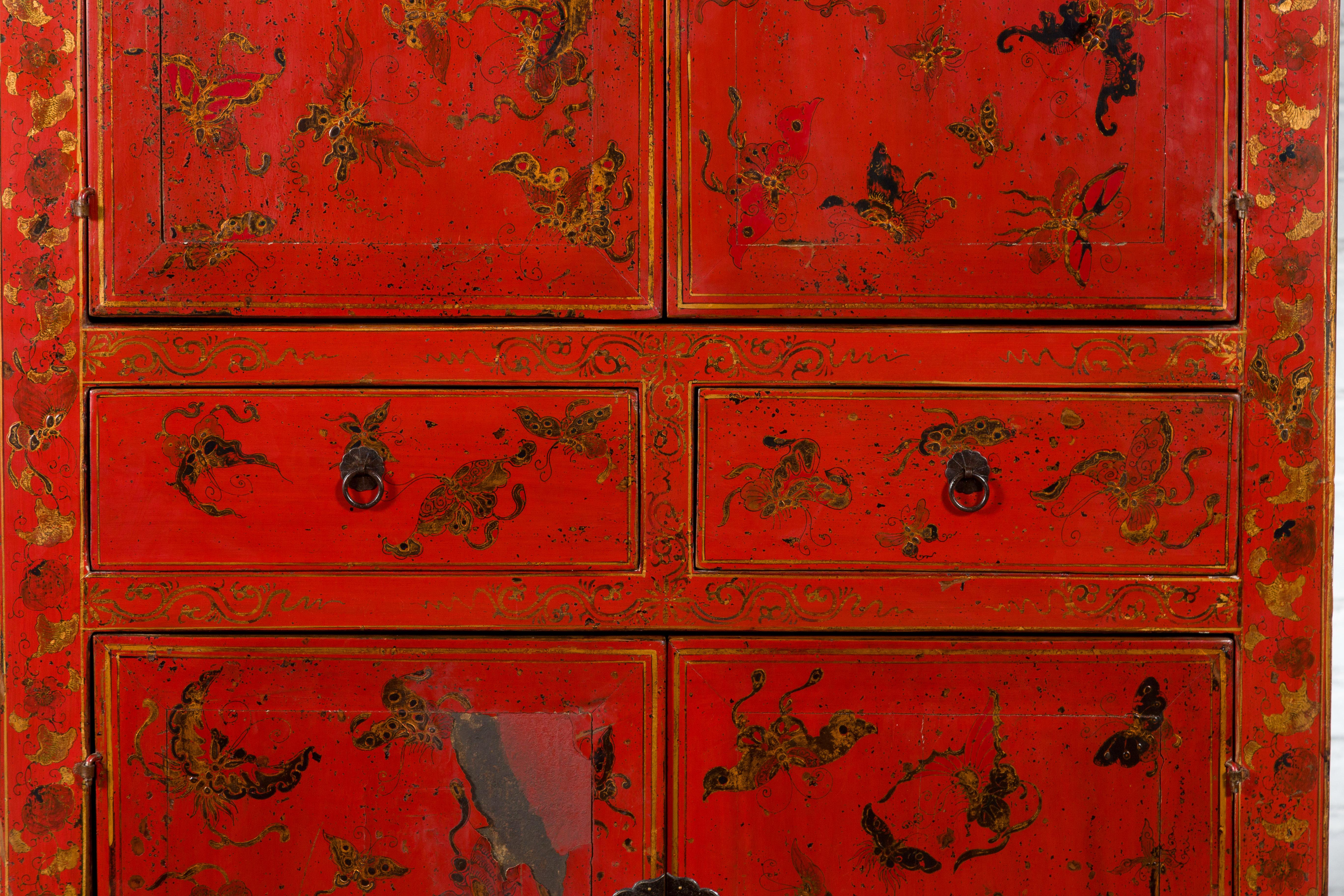 Chinese Qing Dynasty 19th Century Red Lacquer Cabinet with Butterfly Décor For Sale 3