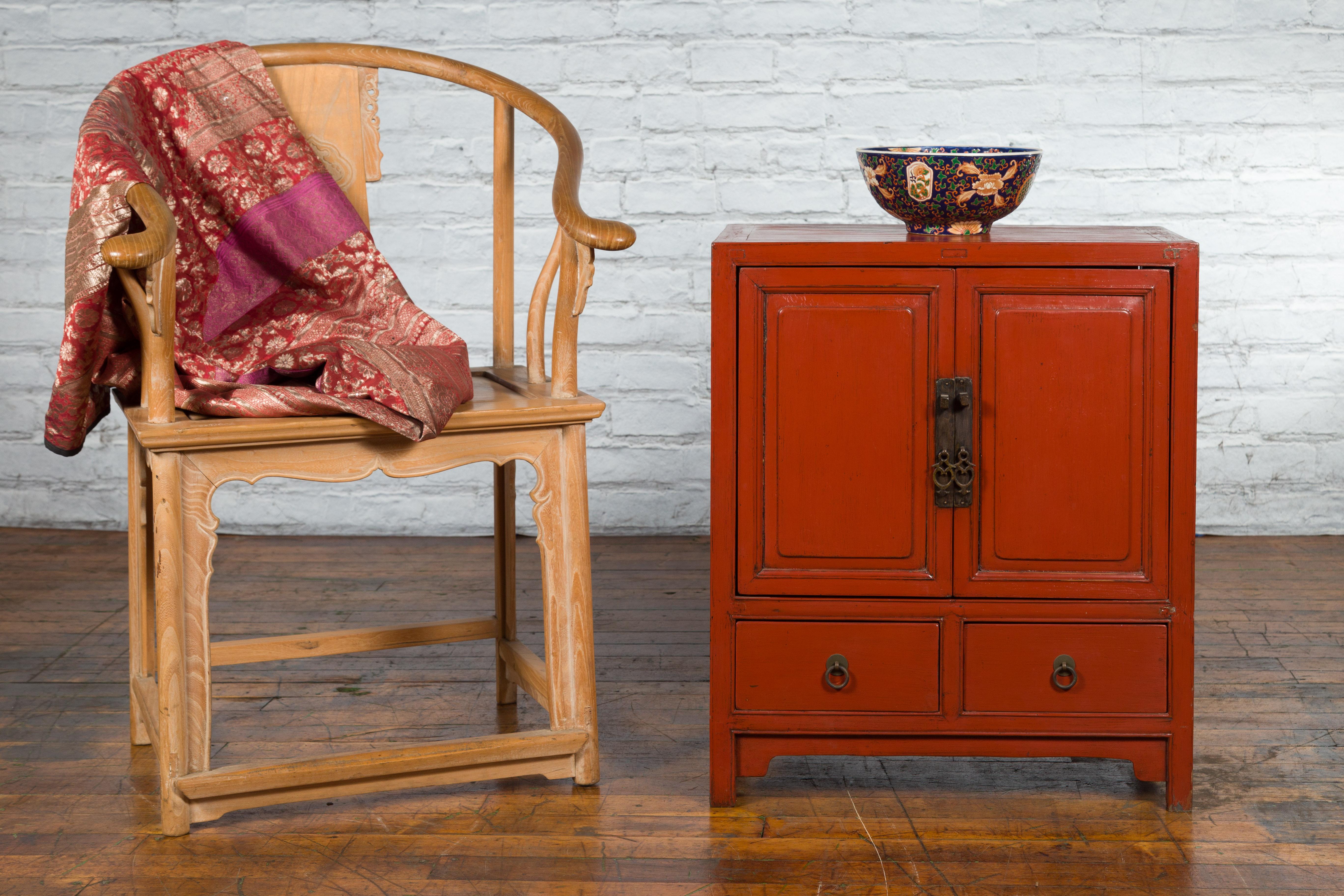 Sculpté Armoire en laque rouge de la dynastie chinoise Qing du 19ème siècle avec portes et tiroirs en vente