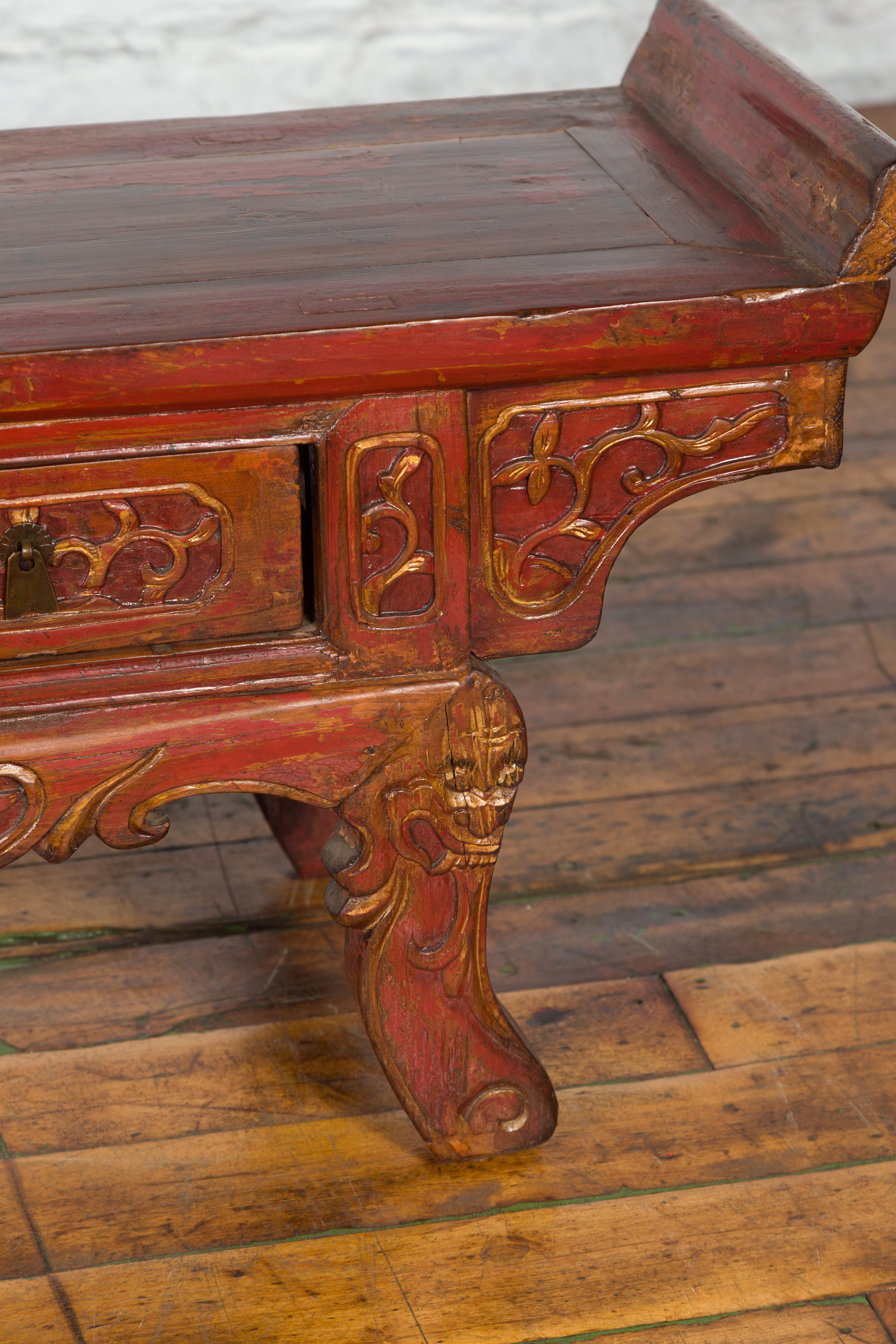 Chinesischer niedriger Altartisch aus rotem Lack der chinesischen Qing-Dynastie des 19. Jahrhunderts mit geschnitzten Motiven im Angebot 5