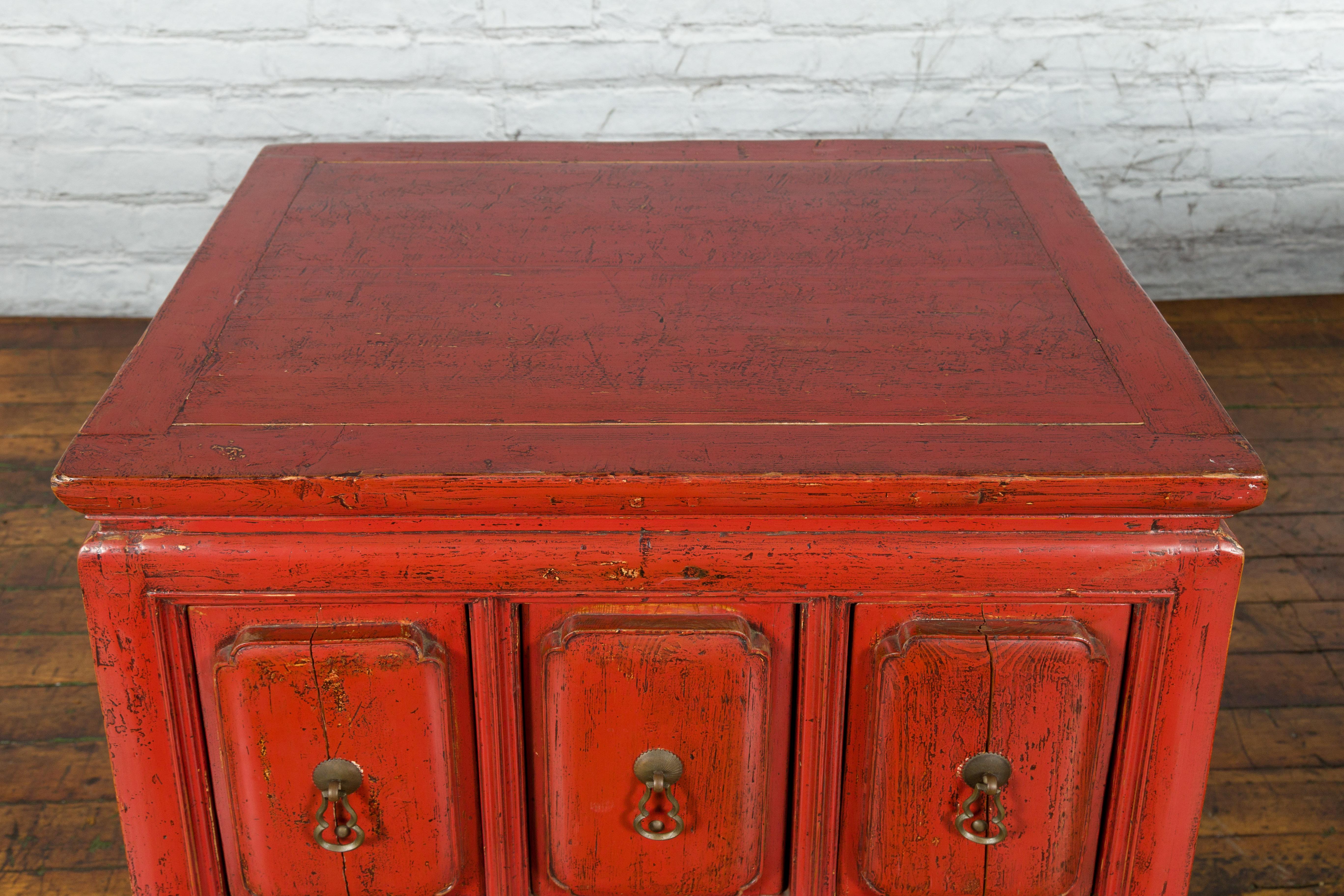 Bois Commode d'appoint en laque rouge du 19ème siècle de la dynastie chinoise Qing avec cinq tiroirs en vente