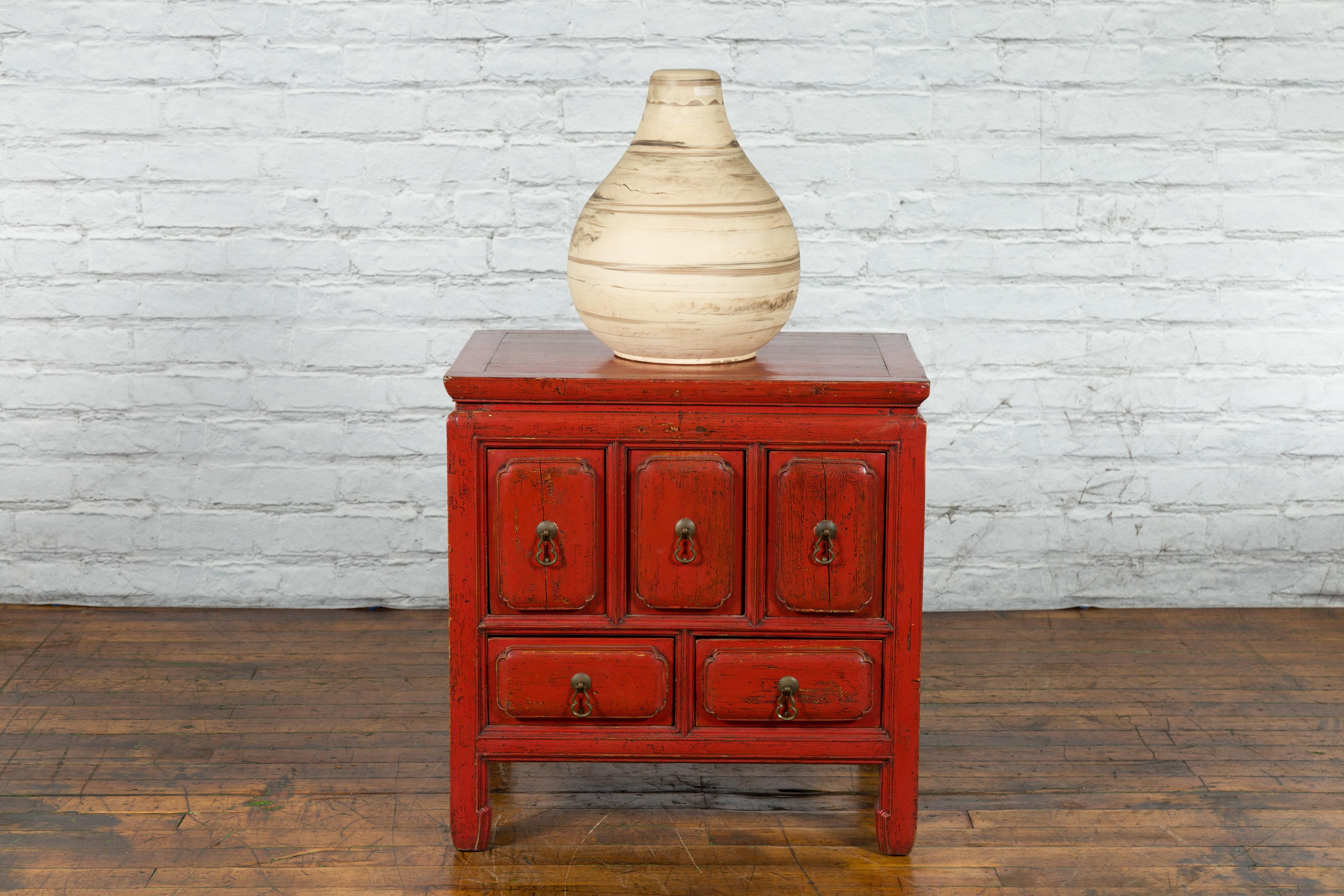 Commode d'appoint en laque rouge du 19ème siècle de la dynastie chinoise Qing avec cinq tiroirs en vente 1