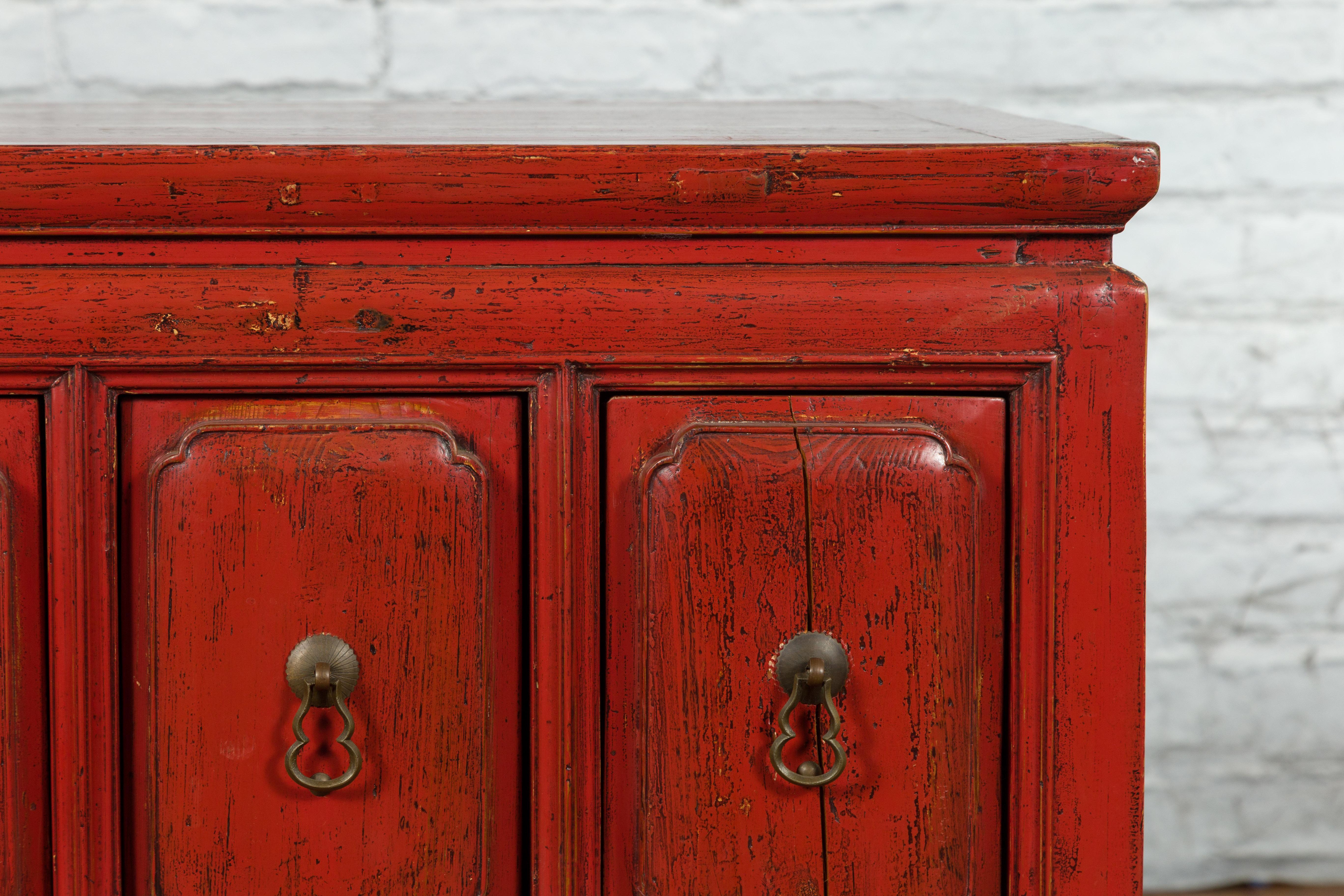 Chinois Commode d'appoint en laque rouge du 19ème siècle de la dynastie chinoise Qing avec cinq tiroirs en vente