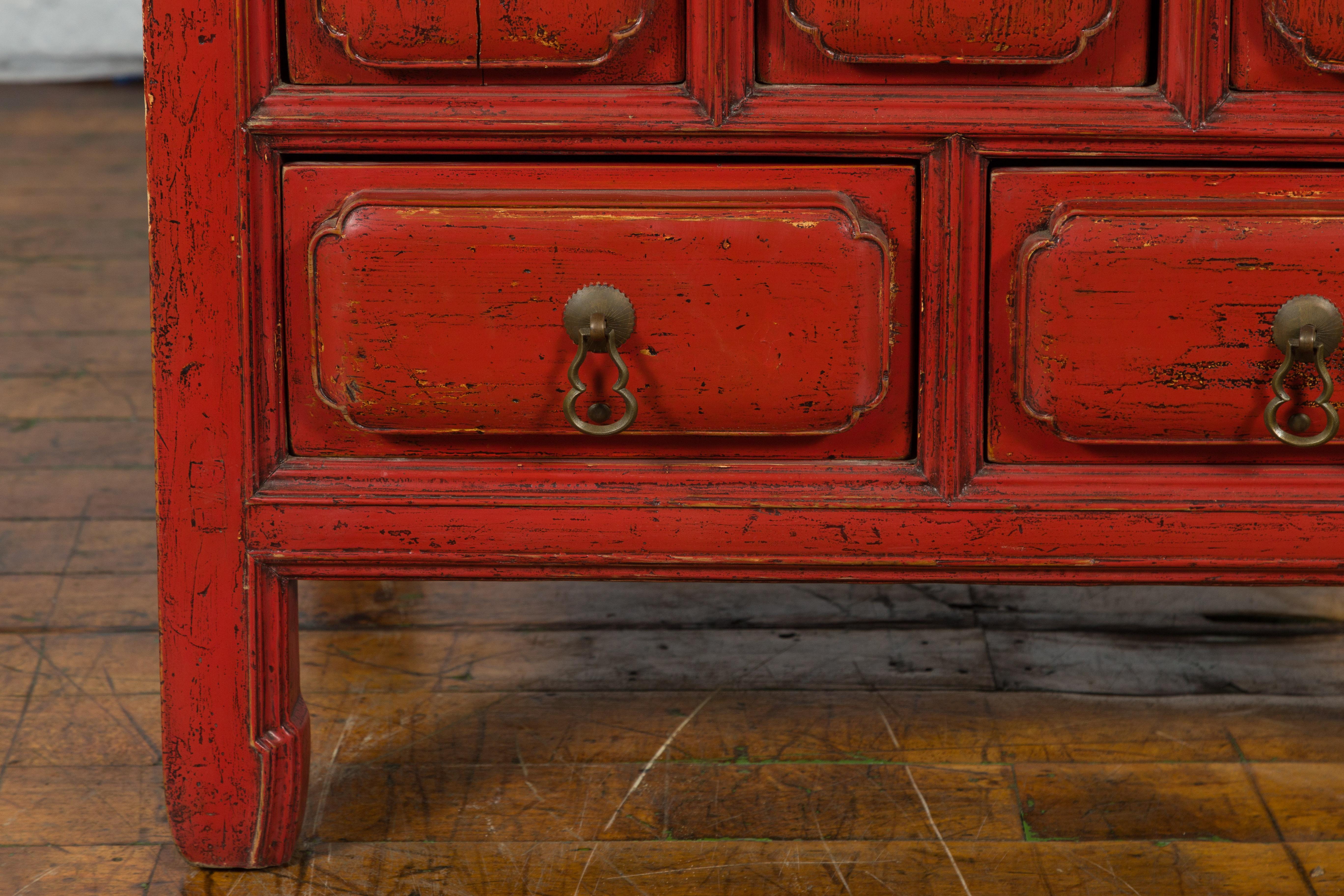 Laqué Commode d'appoint en laque rouge du 19ème siècle de la dynastie chinoise Qing avec cinq tiroirs en vente