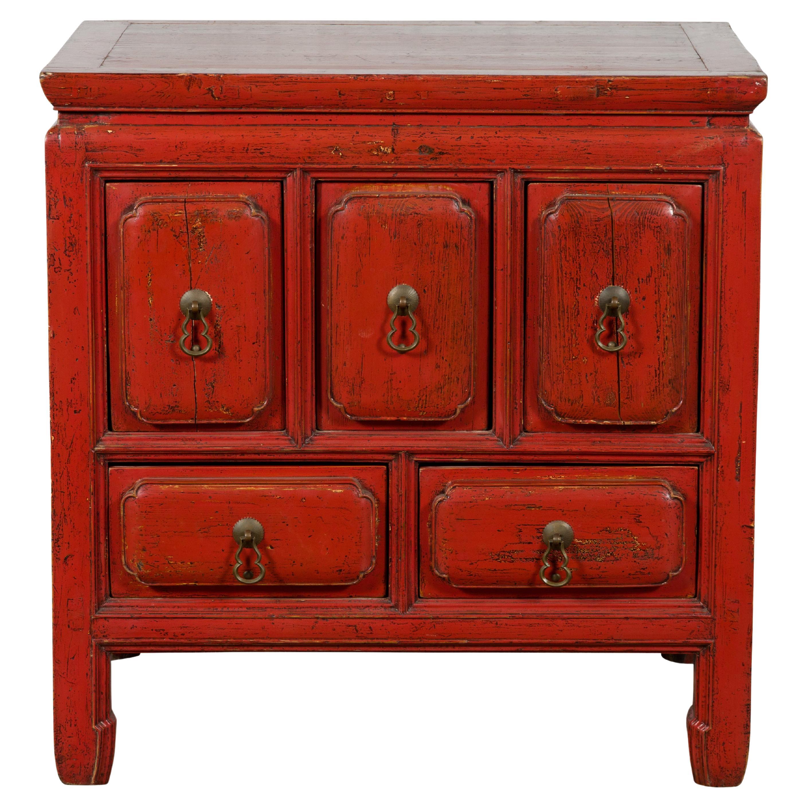 Commode d'appoint en laque rouge du 19ème siècle de la dynastie chinoise Qing avec cinq tiroirs