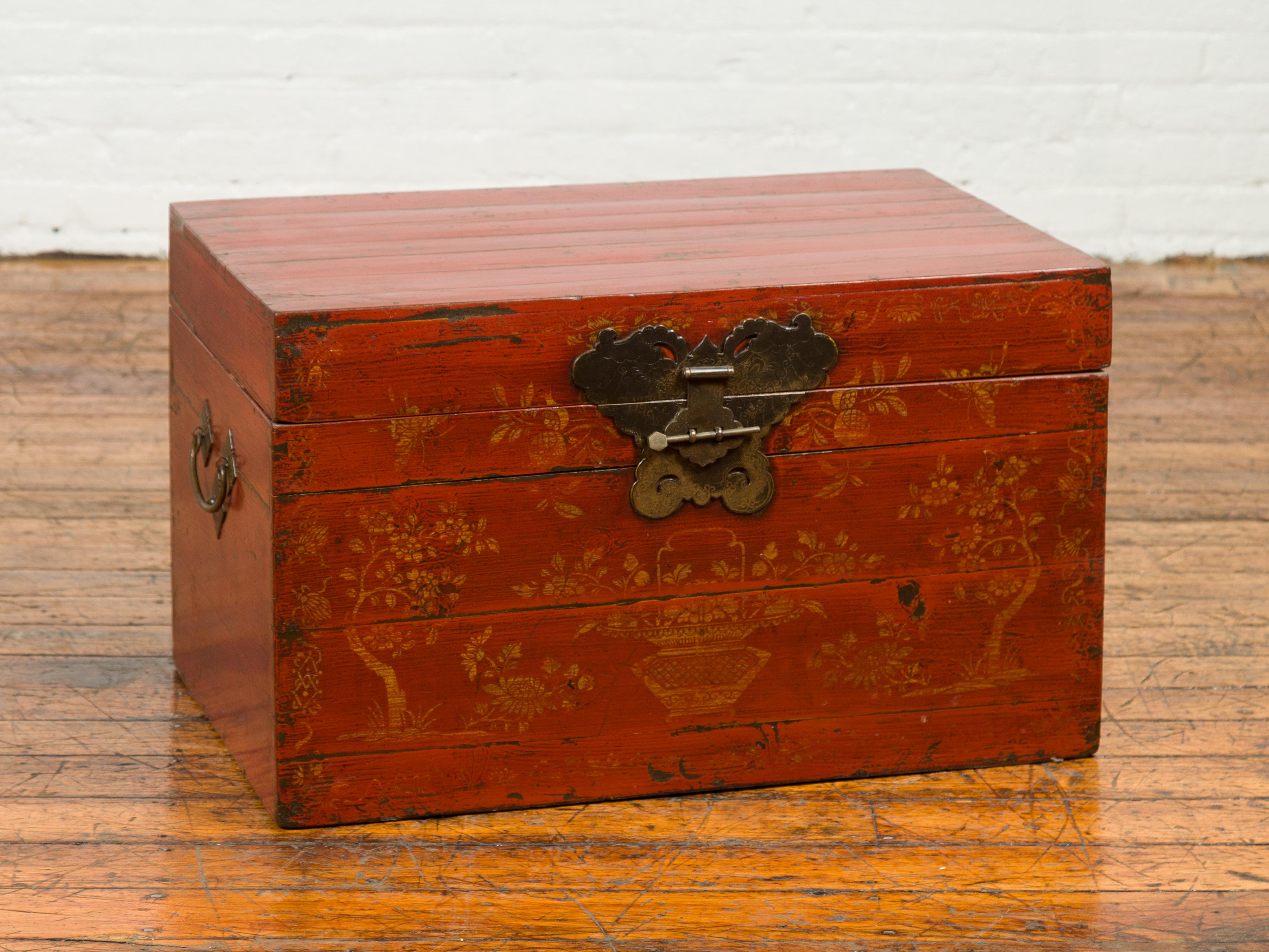 Chinese Qing Dynasty 19th Century Red Lacquered Blanket Chest with Floral Décor In Good Condition In Yonkers, NY