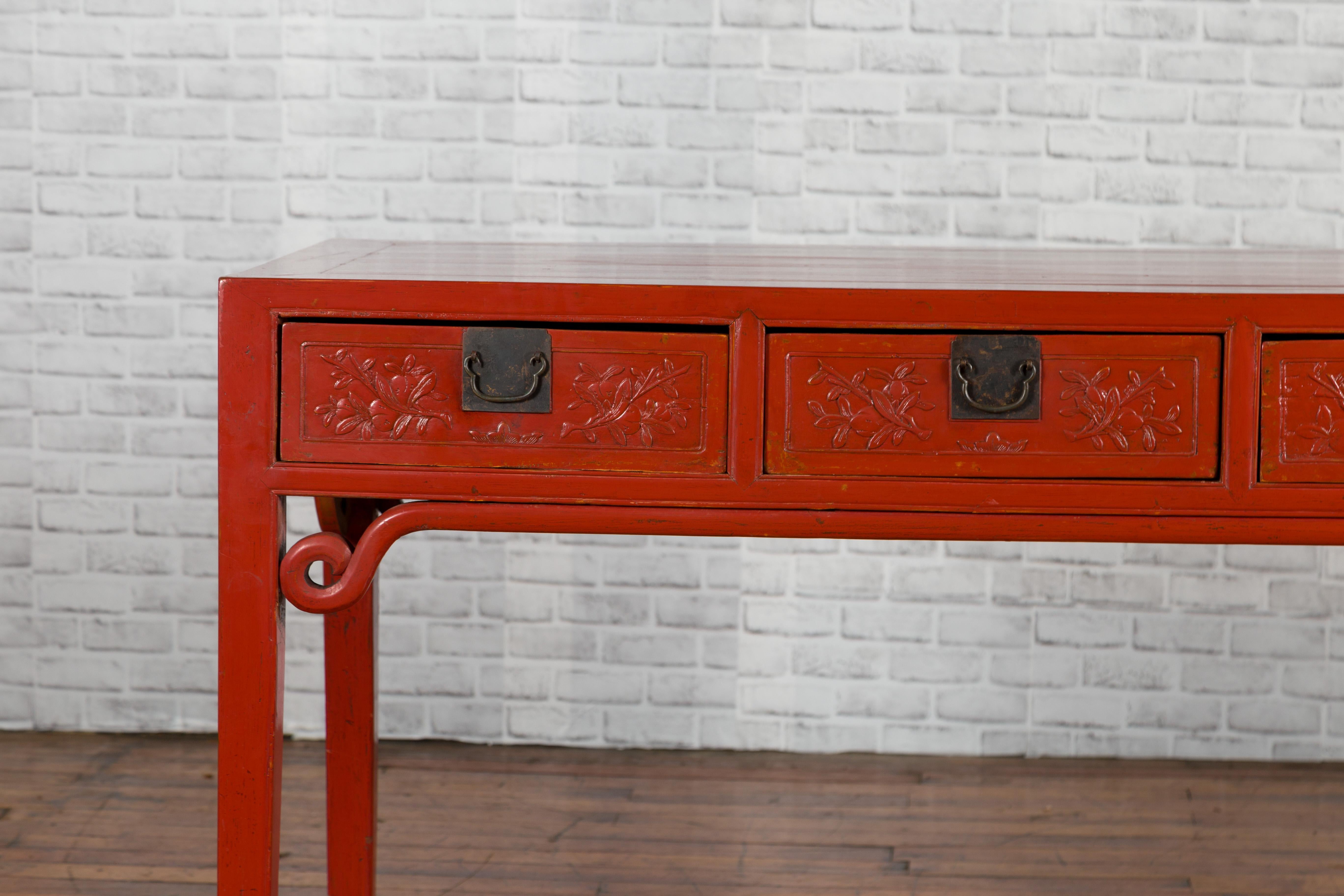 Chinese Qing Dynasty 19th Century Red Lacquered Desk with Floral Carved Drawers In Good Condition In Yonkers, NY