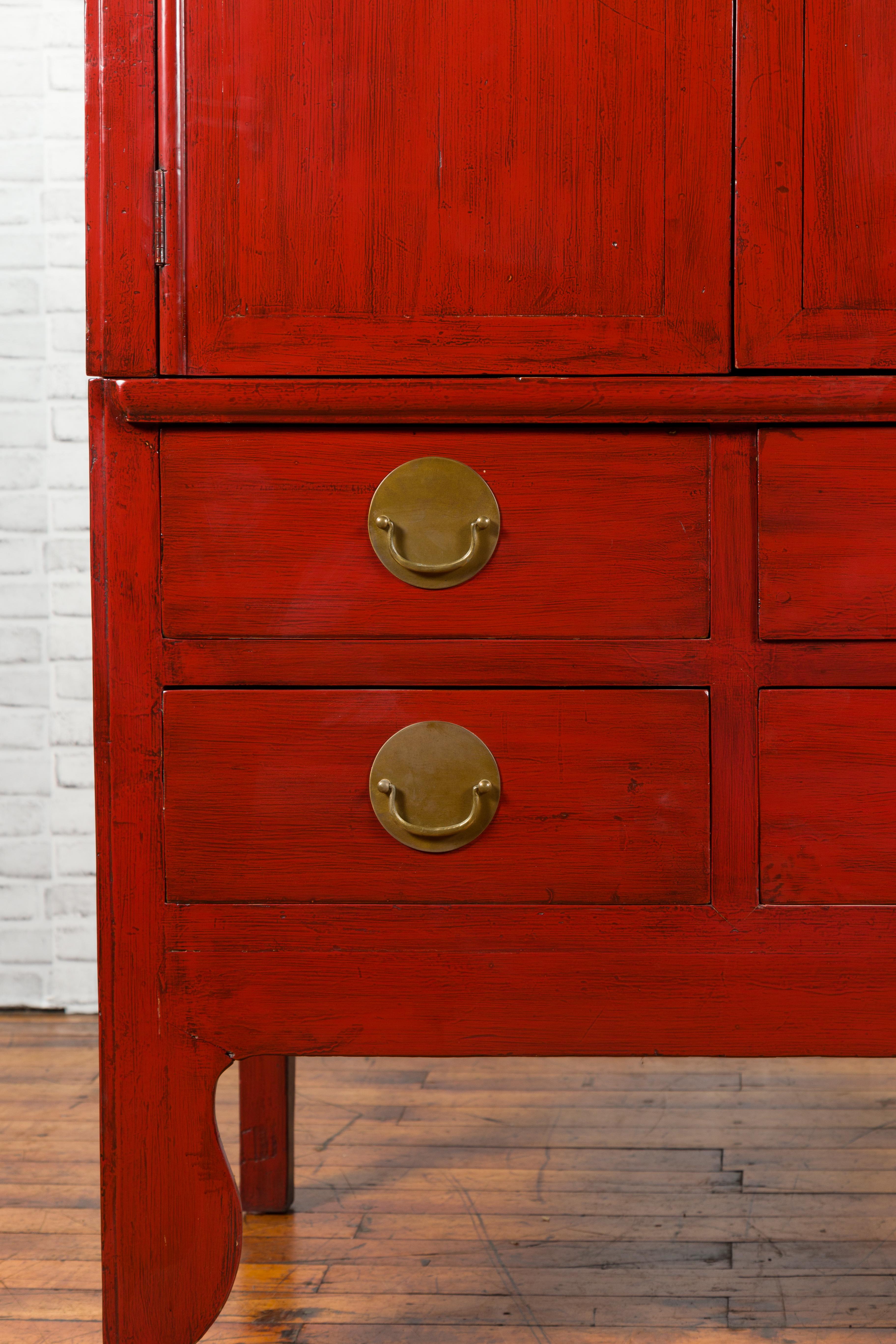 Chinese Qing Dynasty 19th Century Red Lacquered Wedding Cabinet with Medallion 2