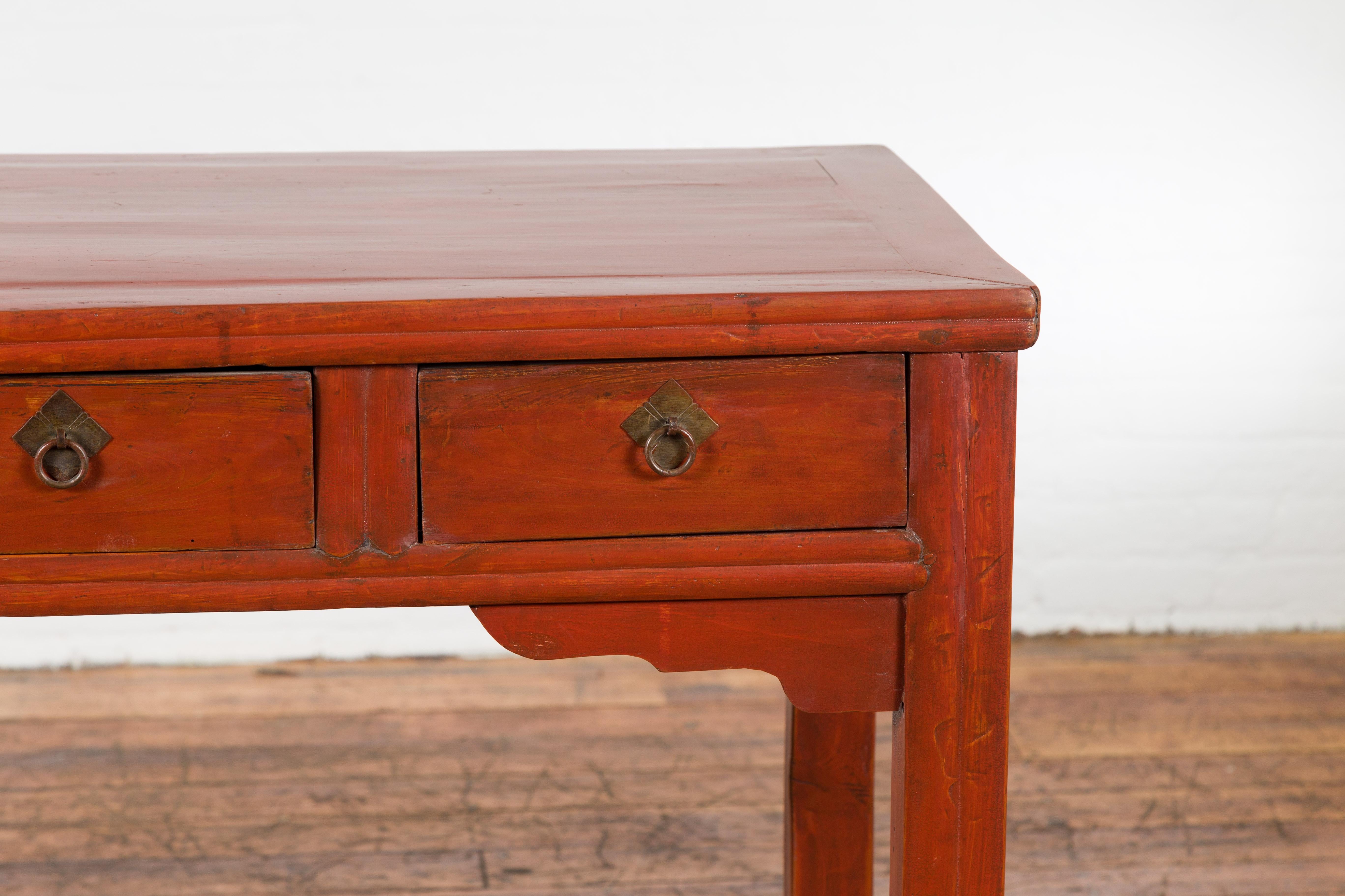 Chinesisch Qing Dynasty 19. Jahrhundert Rot Orange lackiert Tisch mit drei Schubladen (Messing) im Angebot