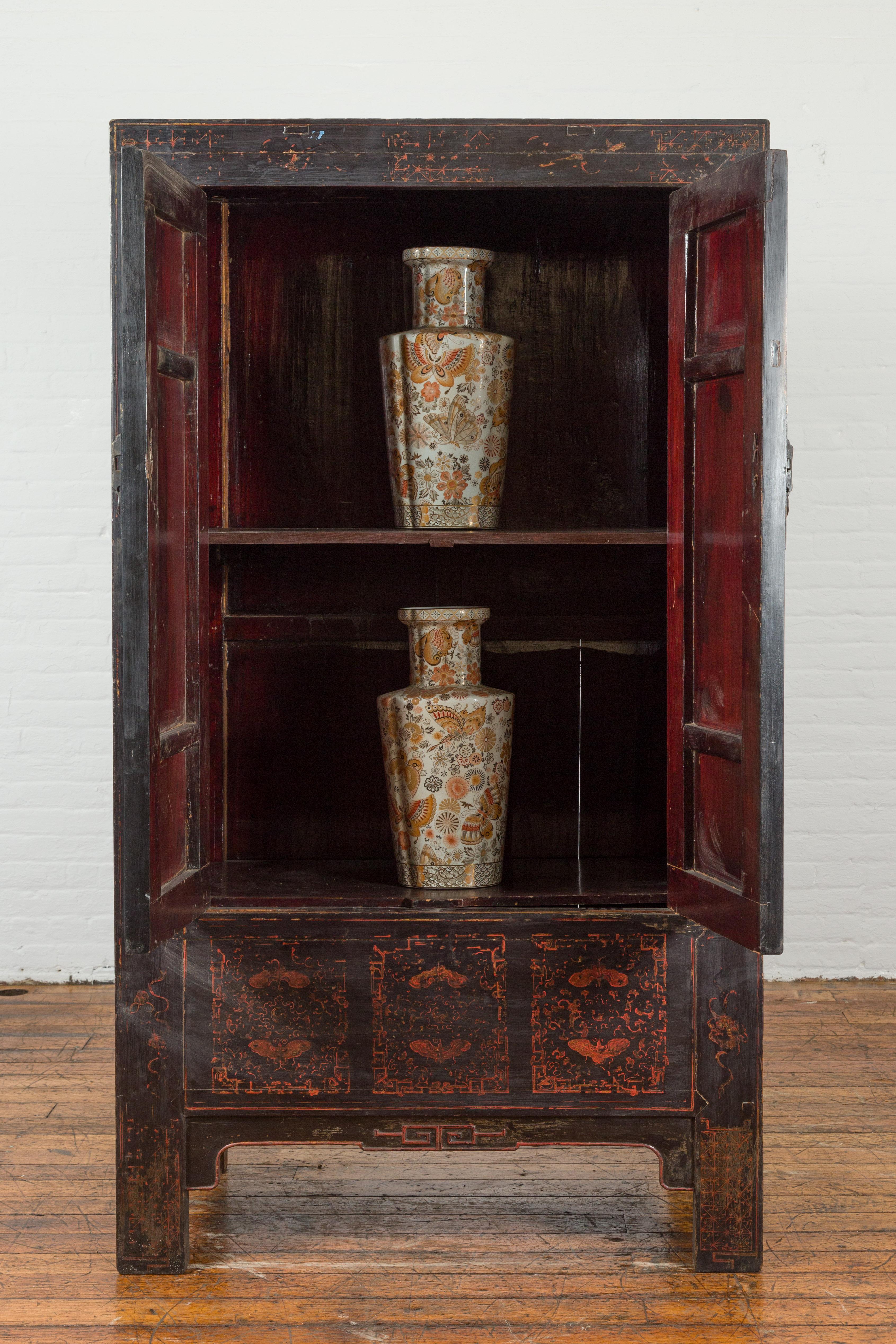 Laqué Cabinet Shanxi de la dynastie chinoise Qing du 19ème siècle avec laque noire d'origine en vente