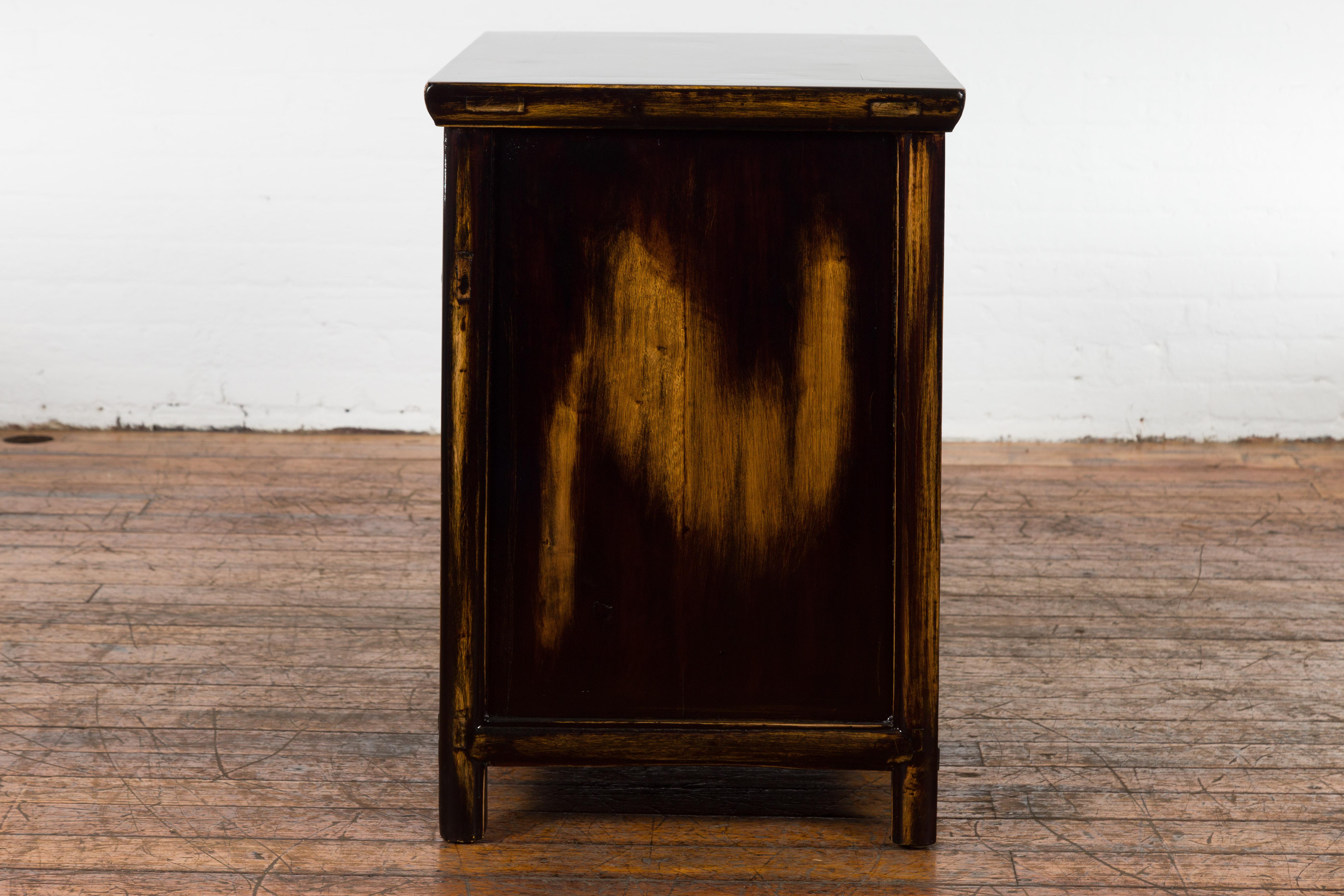 Chinese Qing Dynasty 19th Century Side Cabinet with Black and Brown Lacquer For Sale 3