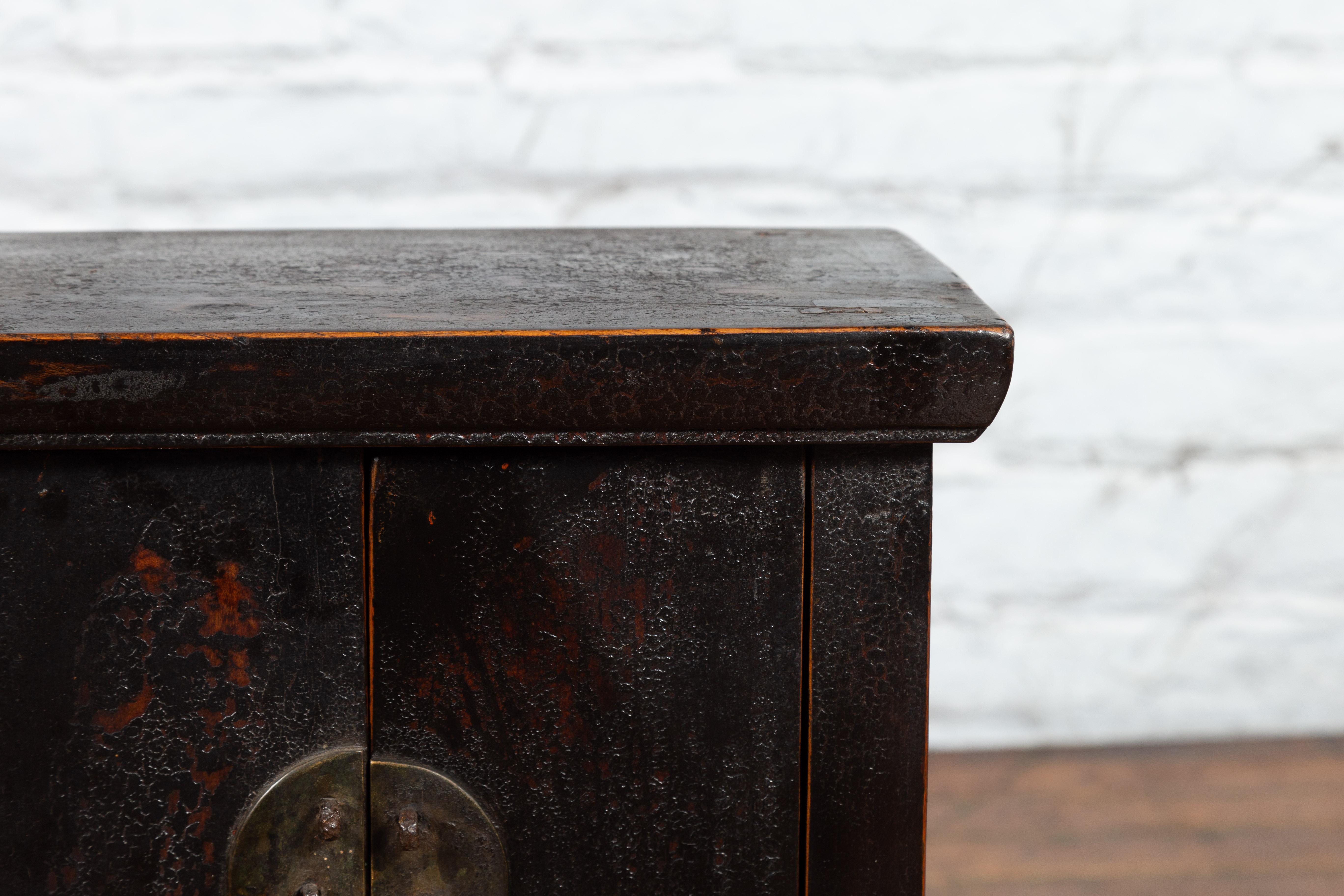 Chinese Qing Dynasty 19th Century Side Cabinet with Distressed Black Lacquer For Sale 2