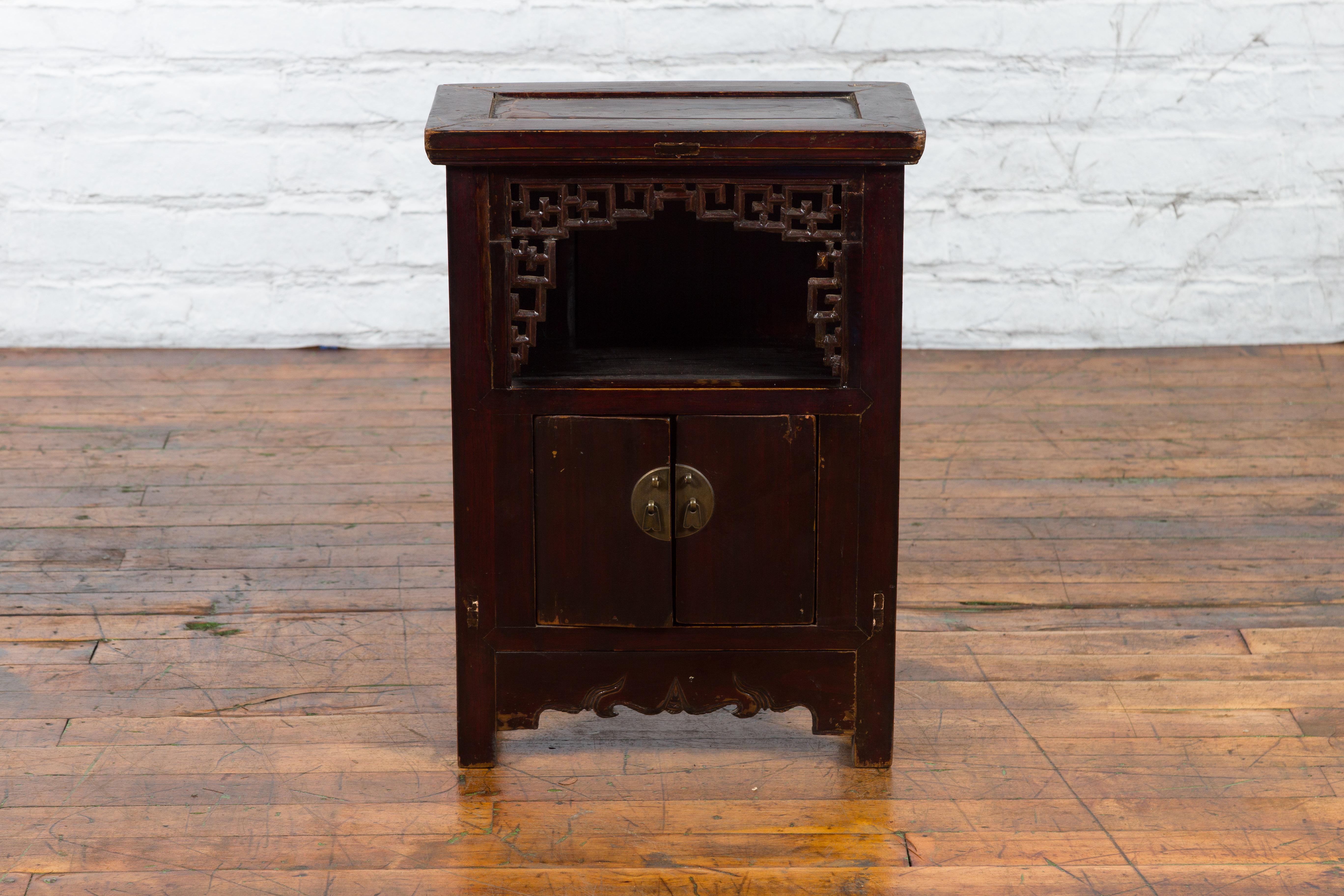 Ein dunkelbrauner Lackschrank aus der chinesischen Qing-Dynastie aus dem 19. Jahrhundert mit Laubsägearbeiten, offenem Regal und Flügeltüren. Dieser Beistellschrank wurde während der Qing-Dynastie im 19. Jahrhundert in China hergestellt und ist in