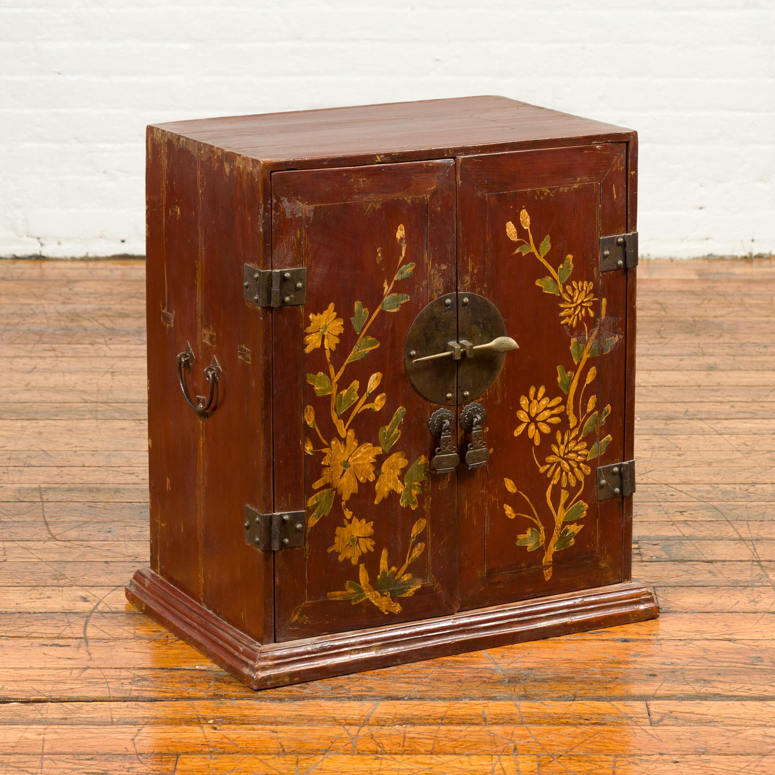 Qing Dynasty 19th Century Side Cabinet with Painted Floral Decor For Sale 5