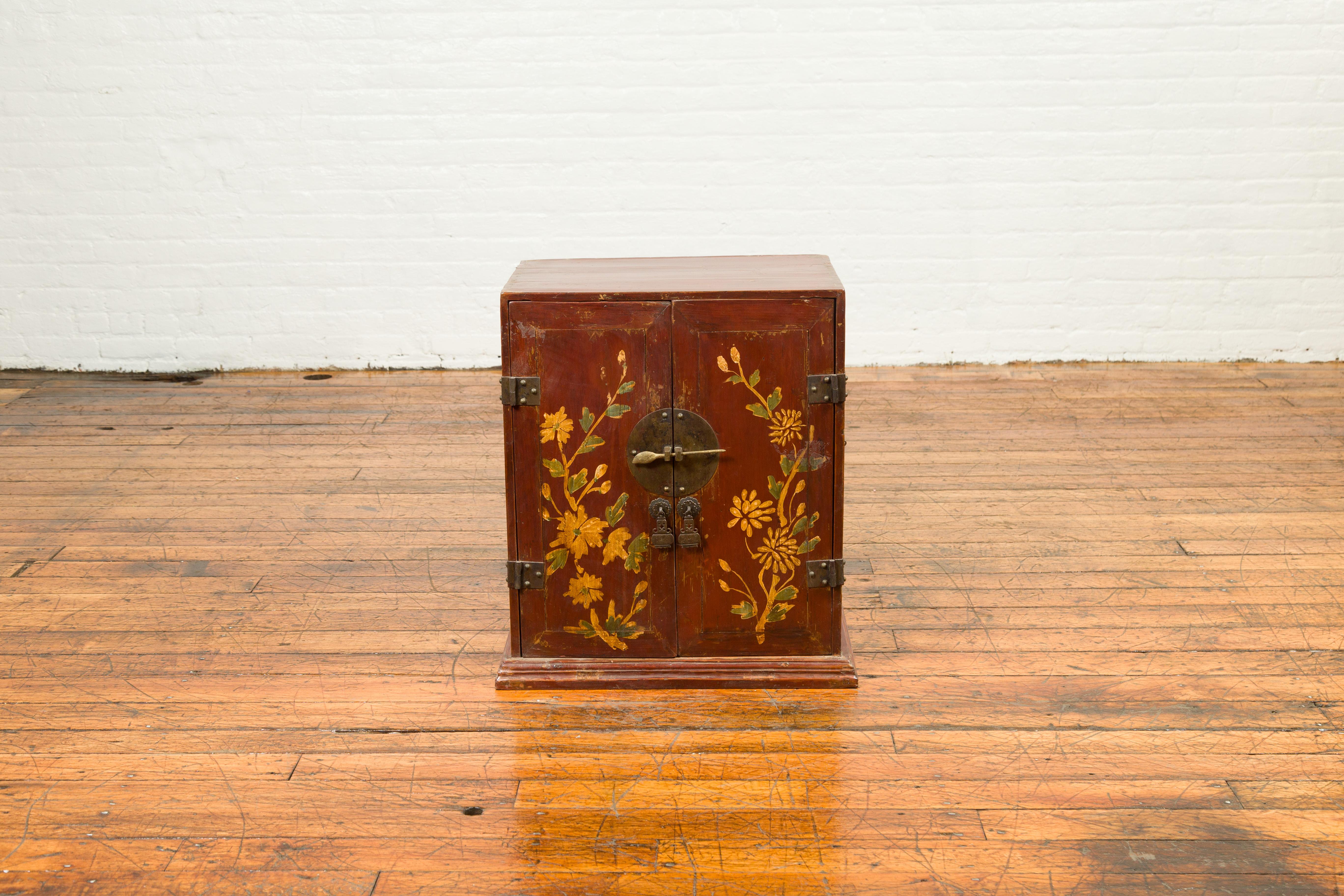 Qing Dynasty 19th Century Side Cabinet with Painted Floral Decor In Good Condition For Sale In Yonkers, NY
