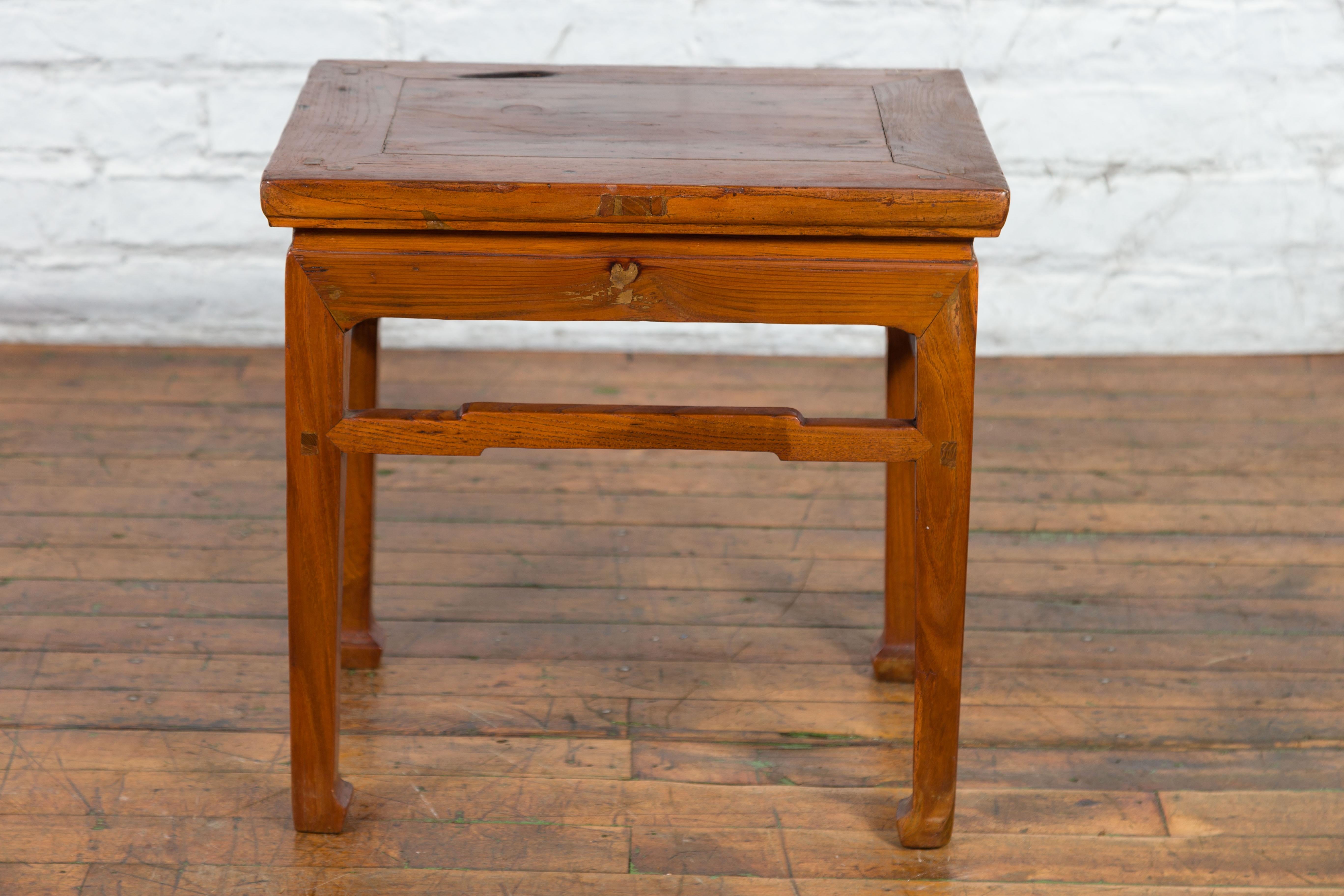Chinese Qing Dynasty 19th Century Side Table with Humpback Stretchers In Good Condition For Sale In Yonkers, NY