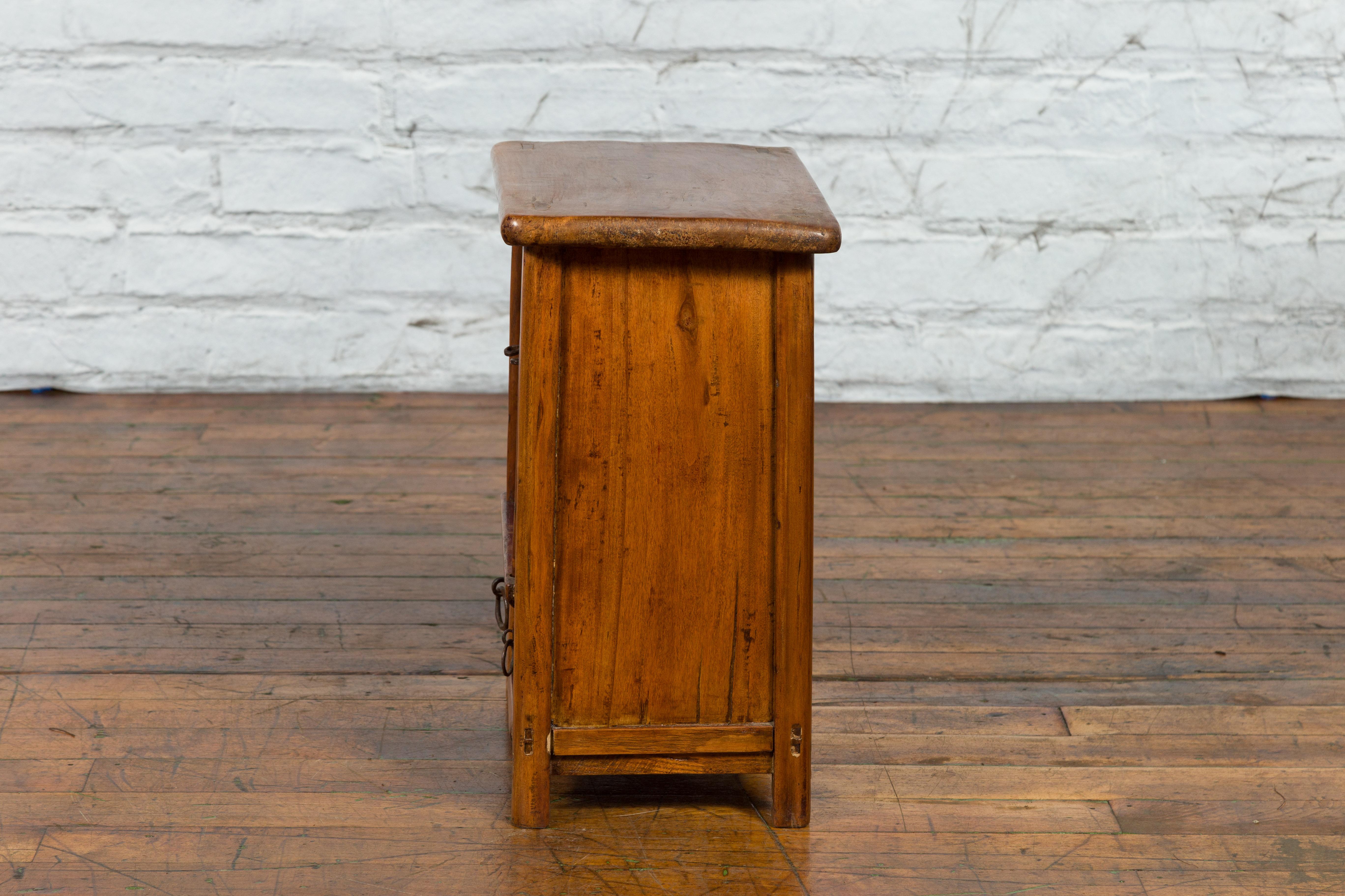 Chinese Qing Dynasty 19th Century Small Bedside Cabinet with Tapering Lines For Sale 10