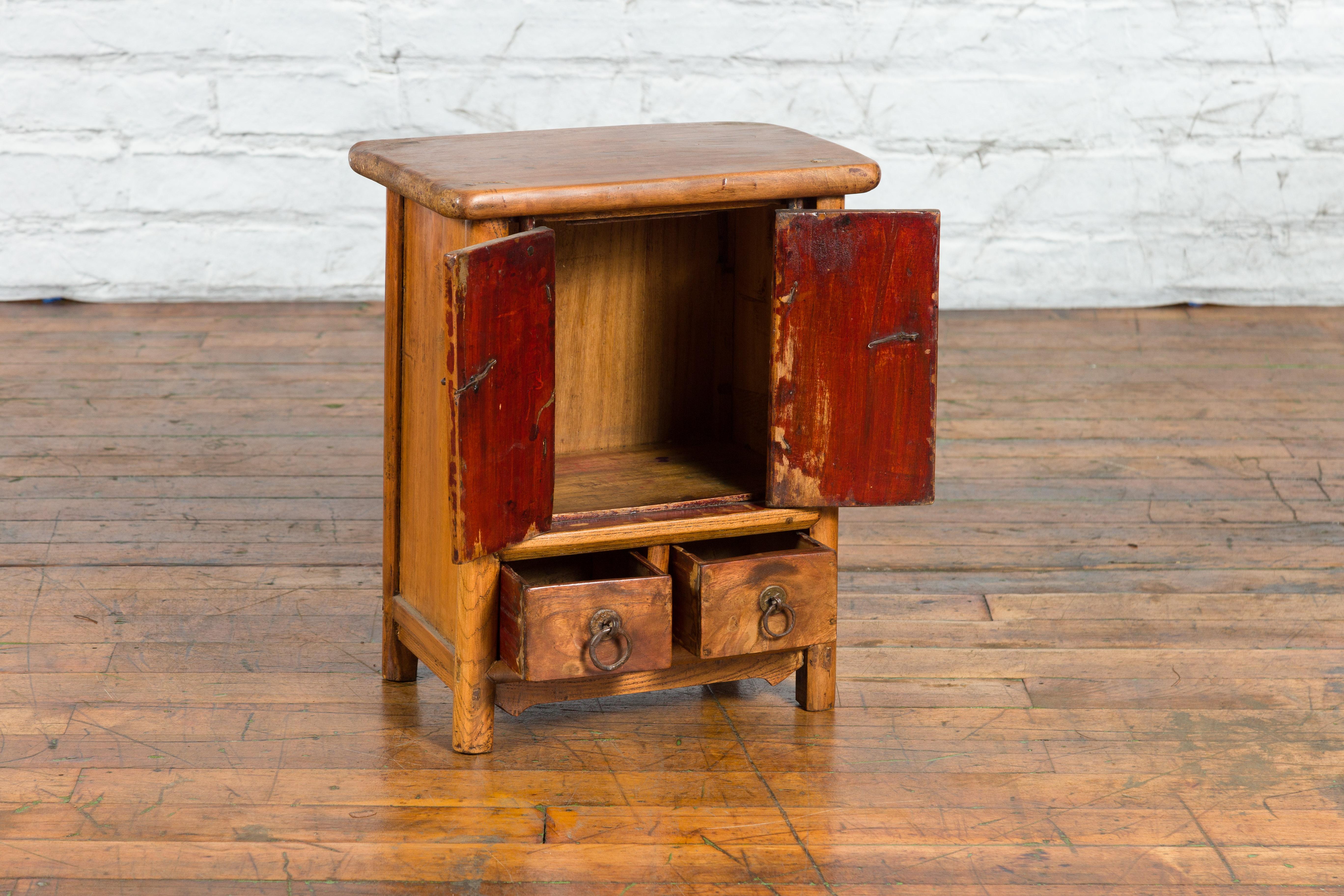 Chinese Qing Dynasty 19th Century Small Bedside Cabinet with Tapering Lines For Sale 2