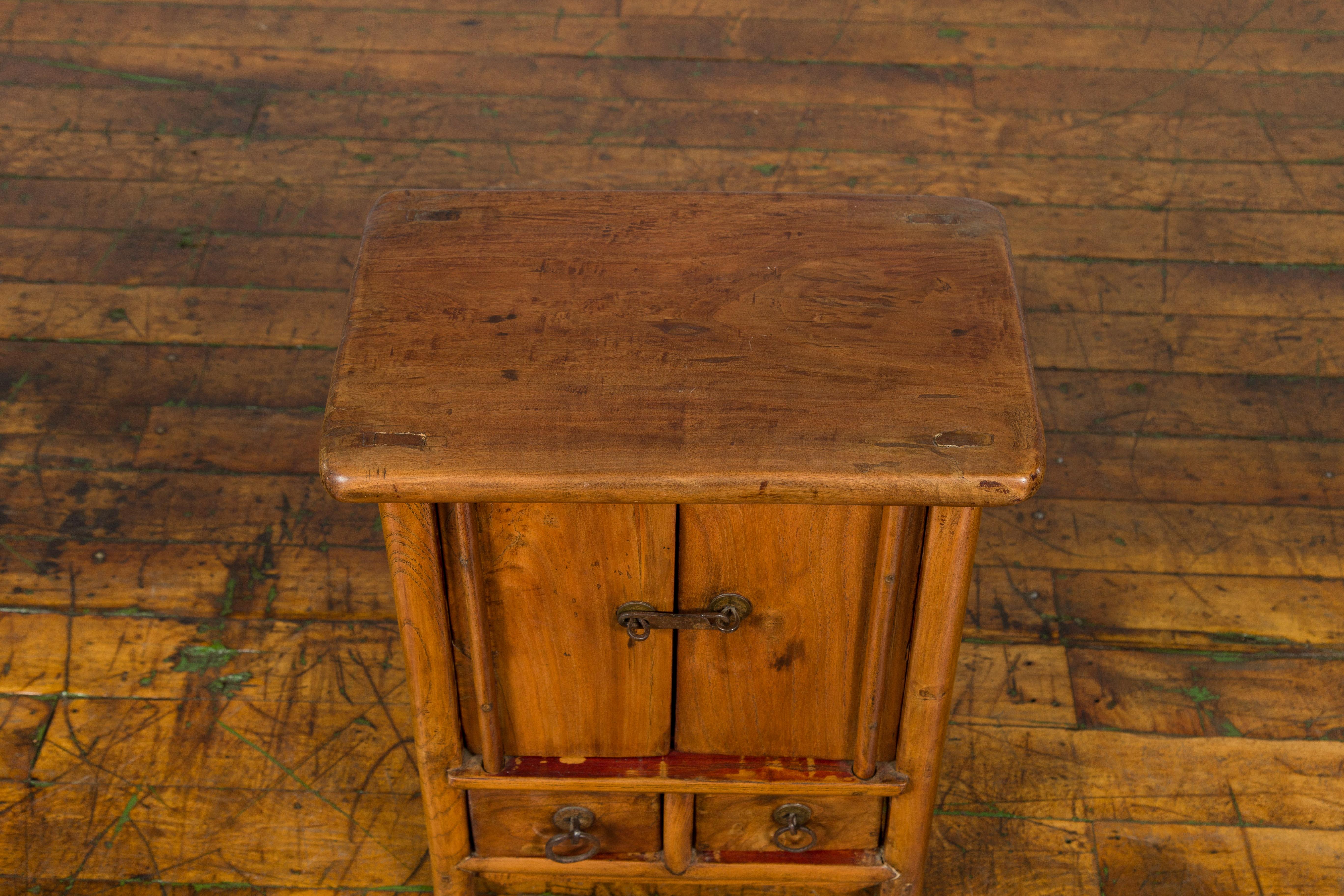Chinese Qing Dynasty 19th Century Small Bedside Cabinet with Tapering Lines For Sale 3
