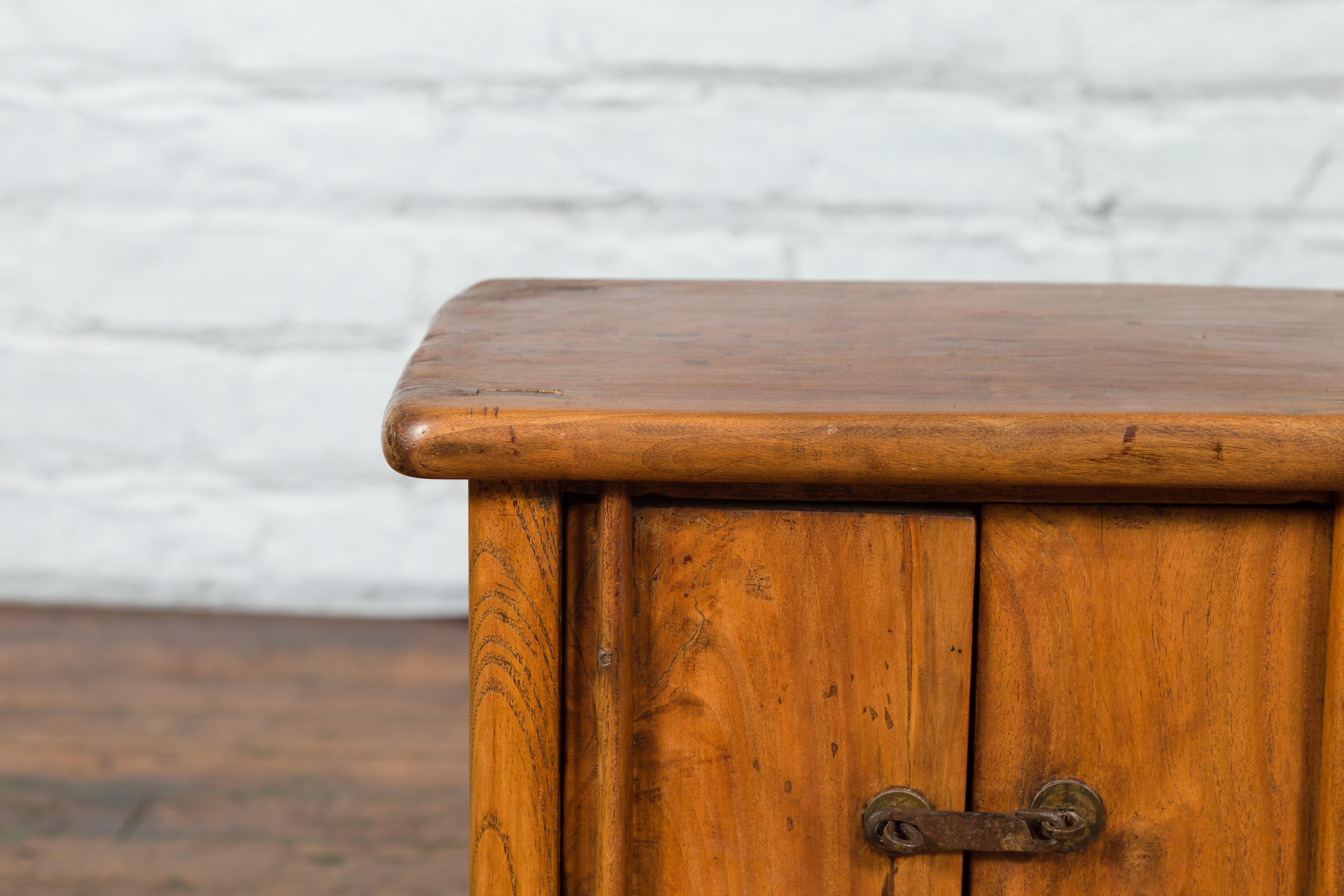 Chinese Qing Dynasty 19th Century Small Bedside Cabinet with Tapering Lines For Sale 4