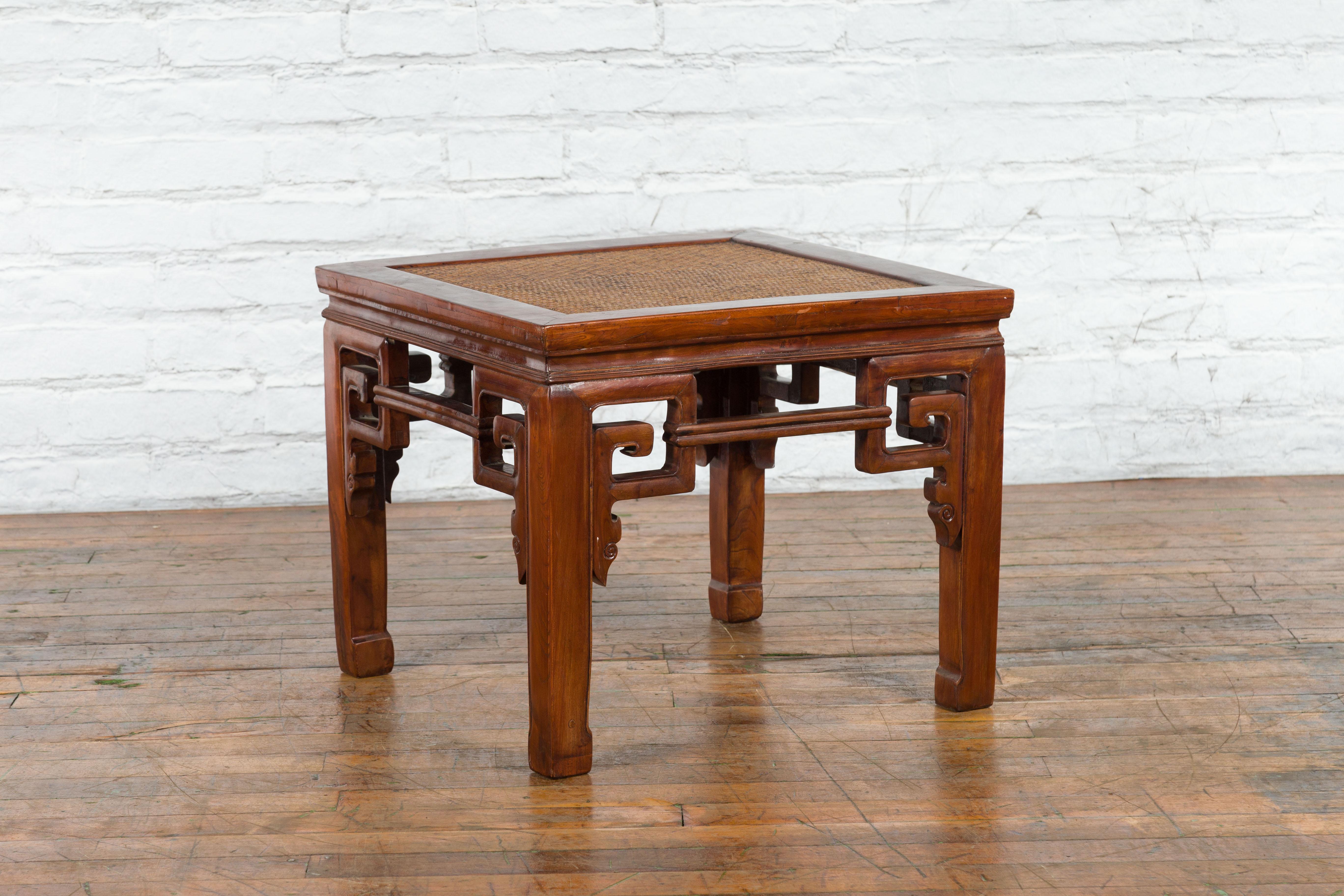 Tabouret ou table à boire de la Dynastie Qing du 19ème siècle avec plateau en rotin tressé en vente 4