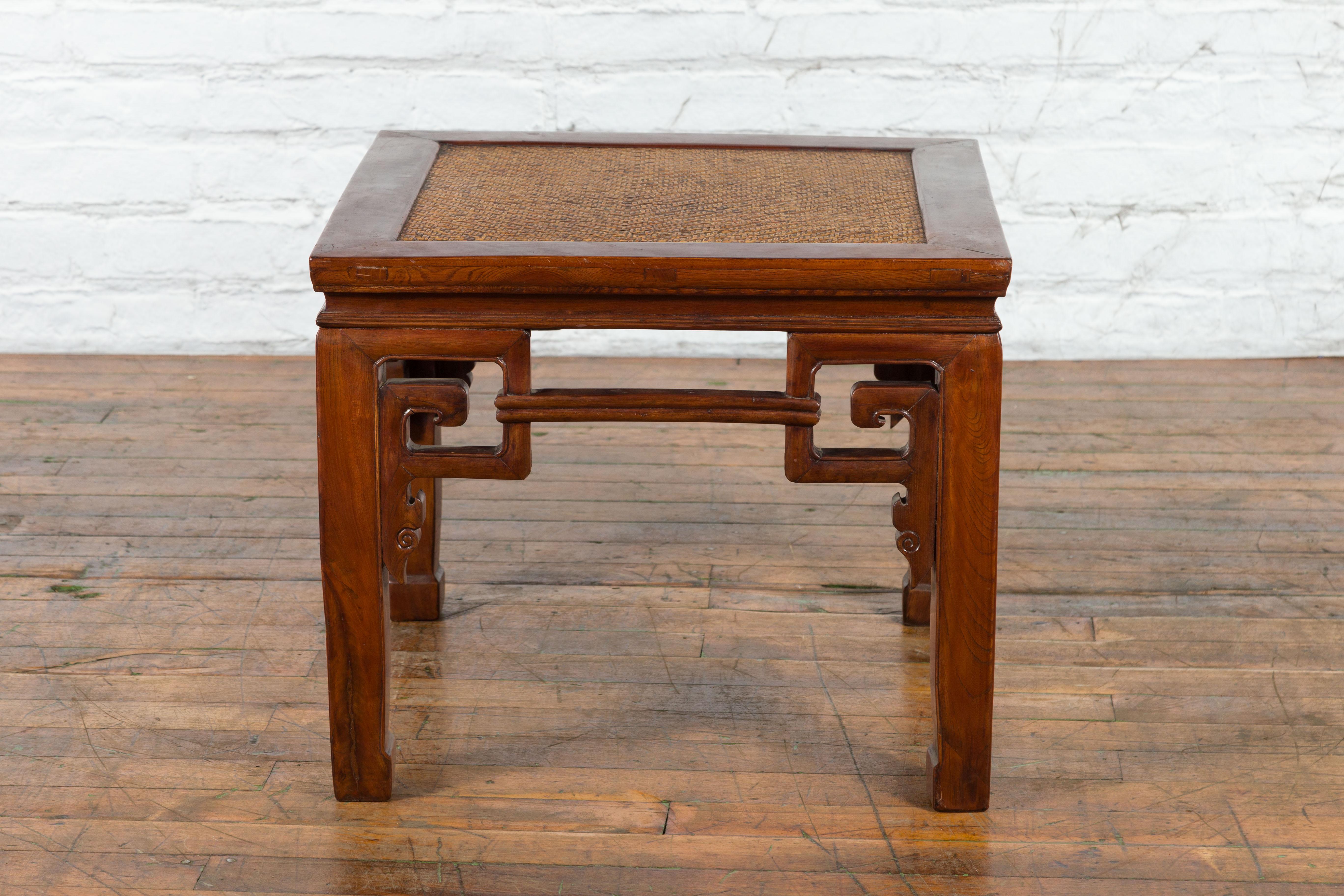 Tabouret ou table à boire de la Dynastie Qing du 19ème siècle avec plateau en rotin tressé en vente 5