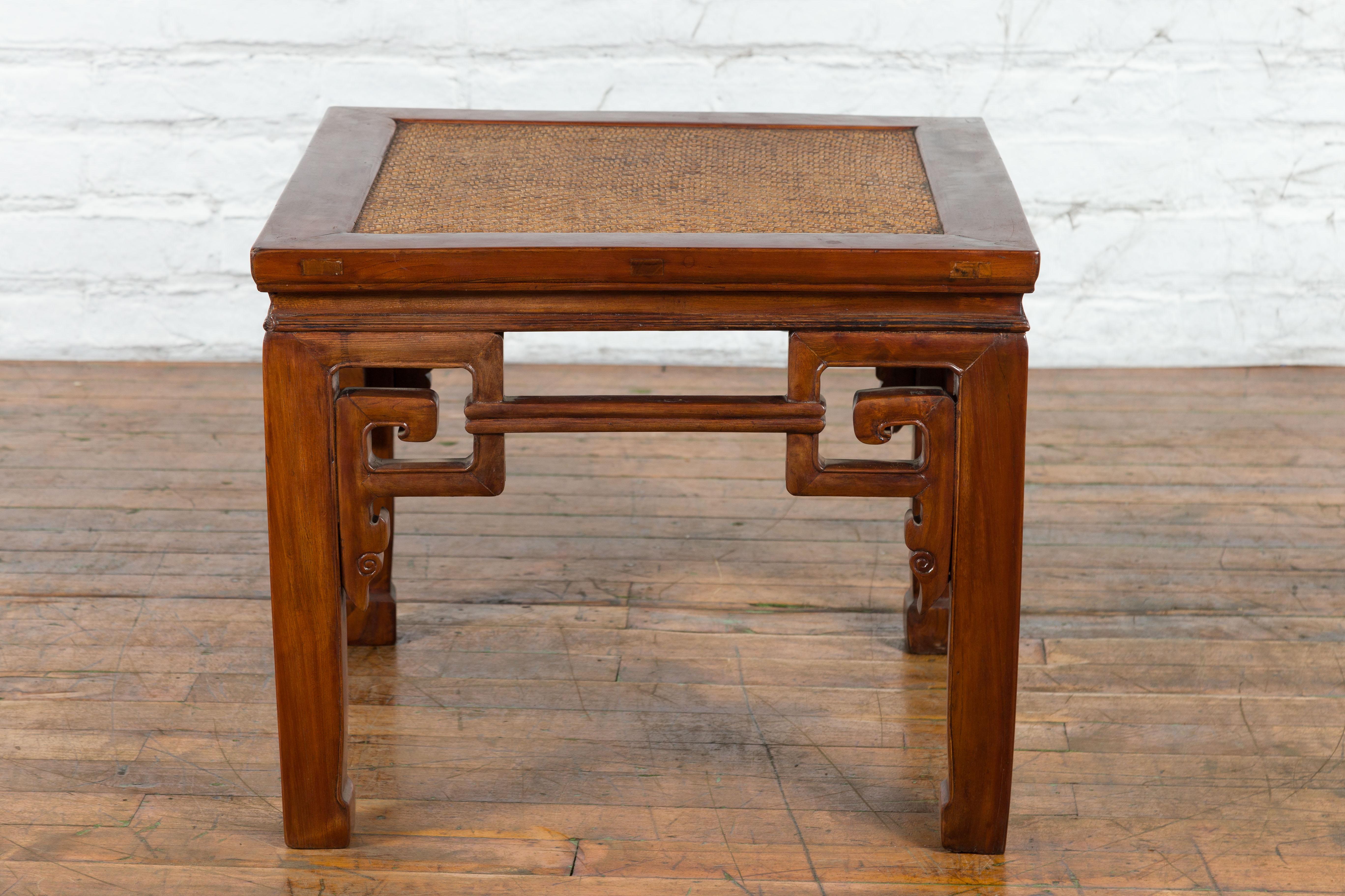 Tabouret ou table à boire de la Dynastie Qing du 19ème siècle avec plateau en rotin tressé en vente 7