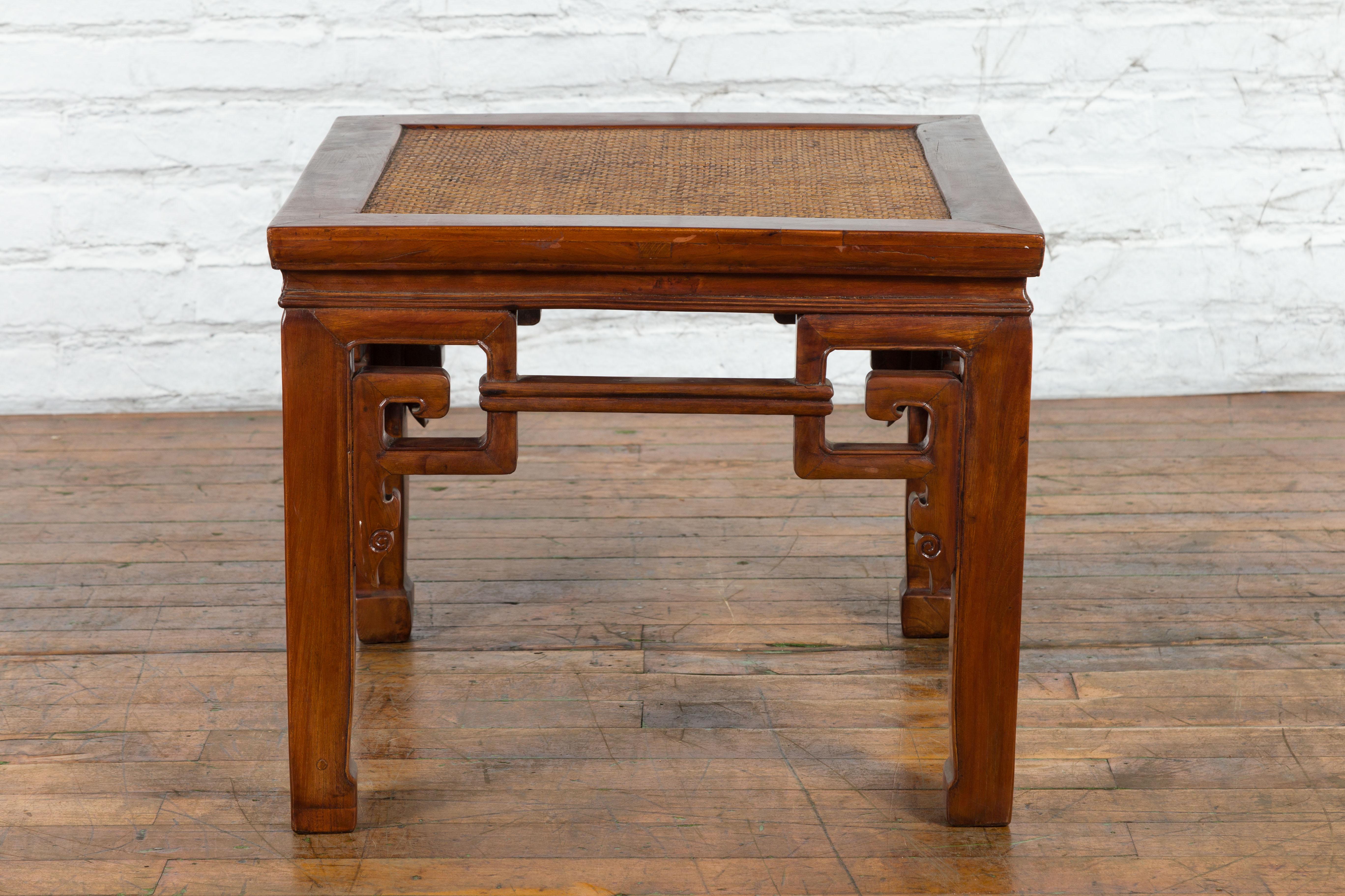 Tabouret ou table à boire de la Dynastie Qing du 19ème siècle avec plateau en rotin tressé Bon état - En vente à Yonkers, NY