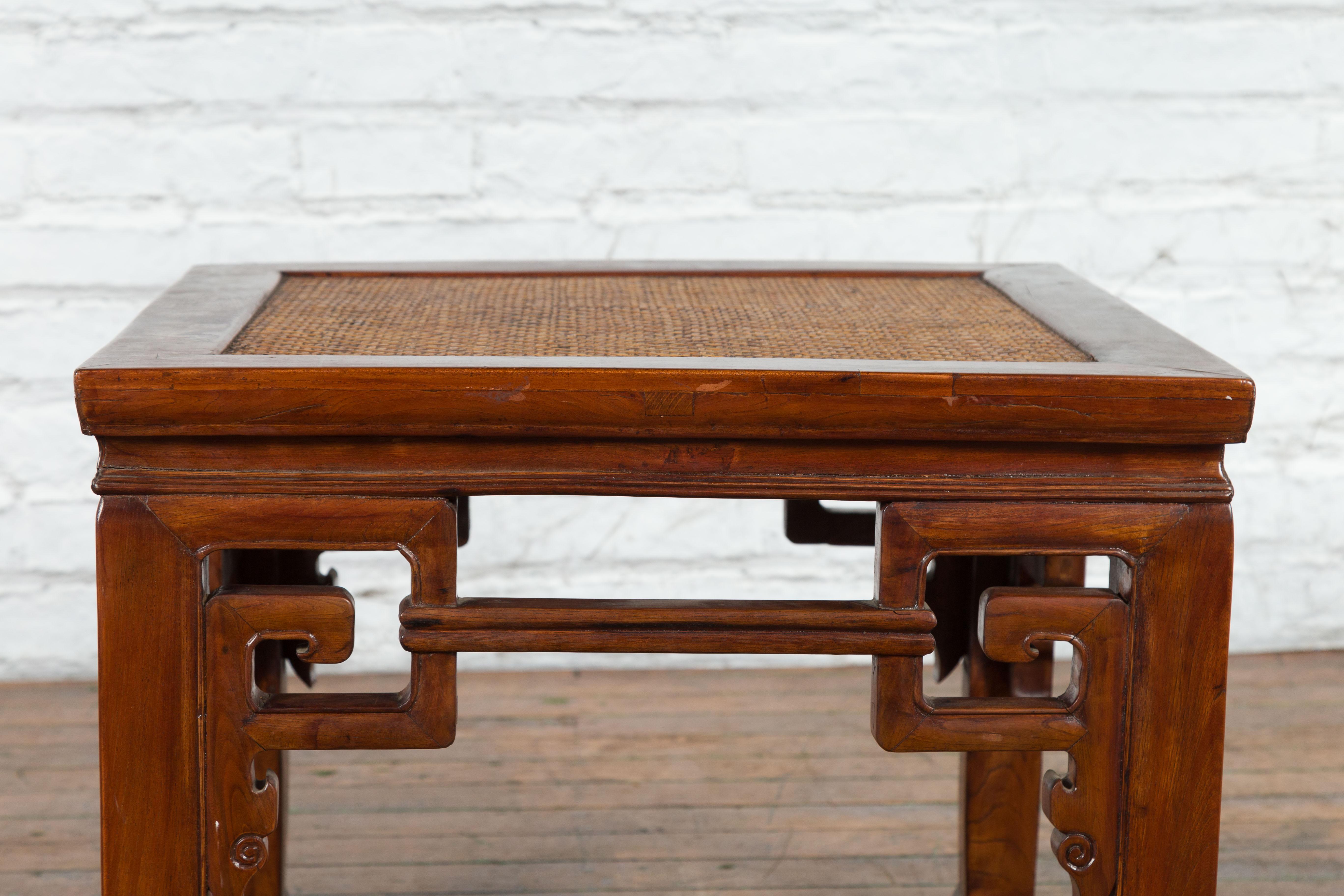 Rotin Tabouret ou table à boire de la Dynastie Qing du 19ème siècle avec plateau en rotin tressé en vente