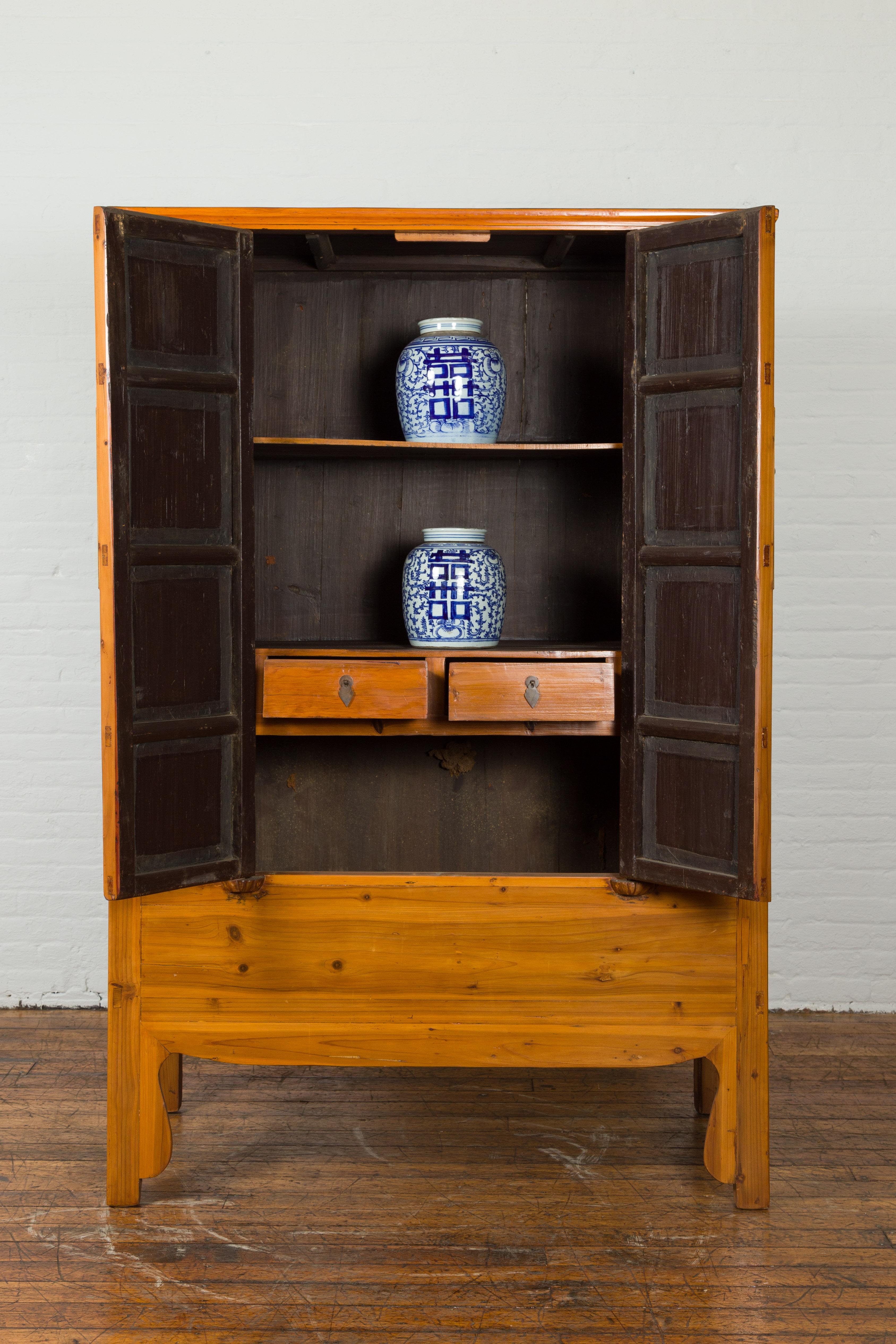 Chinese Qing Dynasty 19th Century Tapered Cabinet with Round Medallion Hardware In Good Condition For Sale In Yonkers, NY