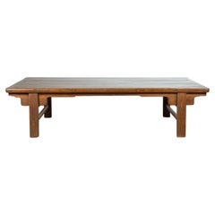 Mesa de centro ancha china de la dinastía Qing del siglo XIX con enjutas talladas