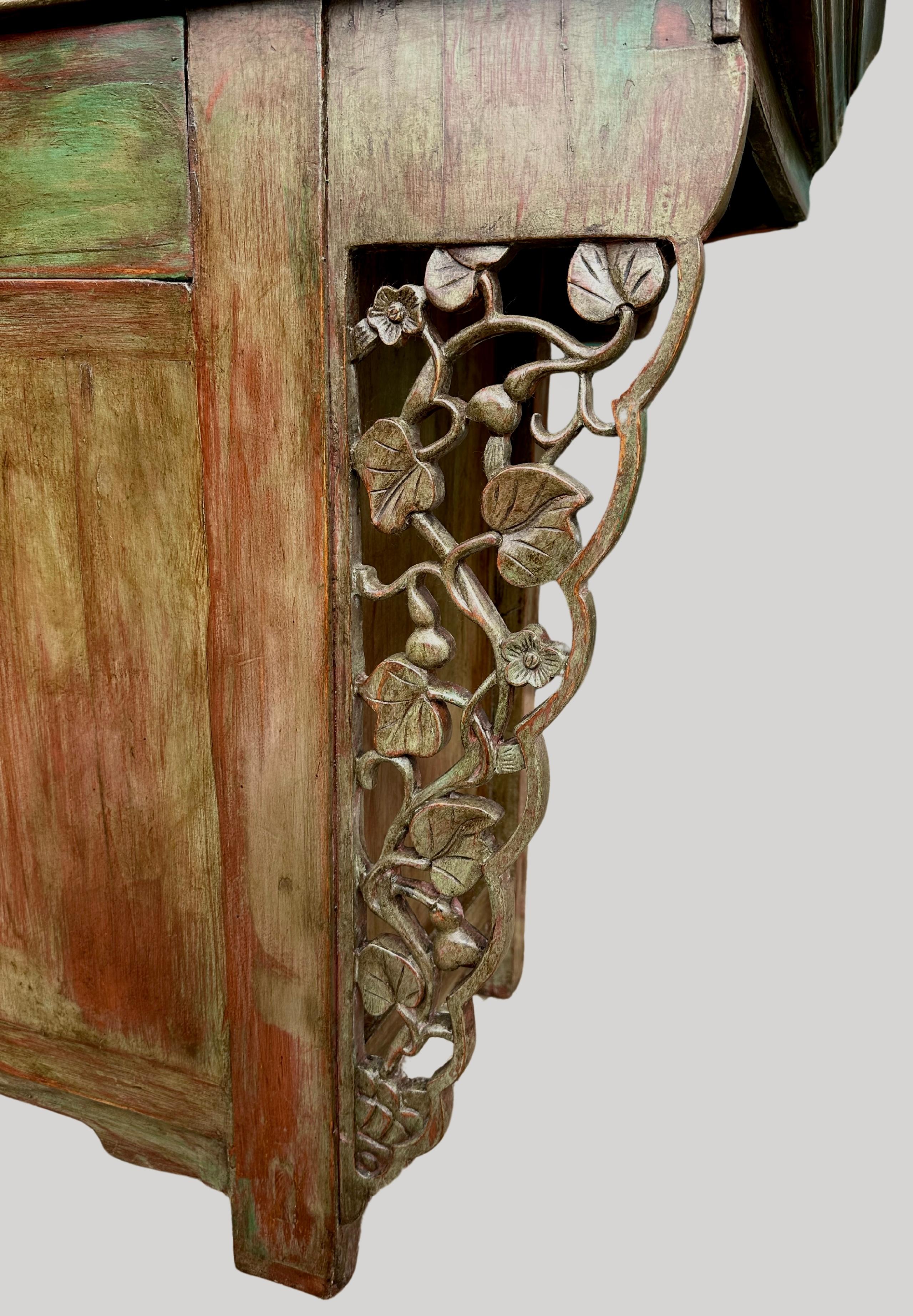 Antiker chinesischer Altarschrank aus der Qing-Dynastie, Ende des 19.
Dieser wunderschön restaurierte Altarschrank, der ursprünglich zur Aufbewahrung von Opfergaben für die Ahnenverehrung diente, bietet mit seinen drei Friesschubladen über den