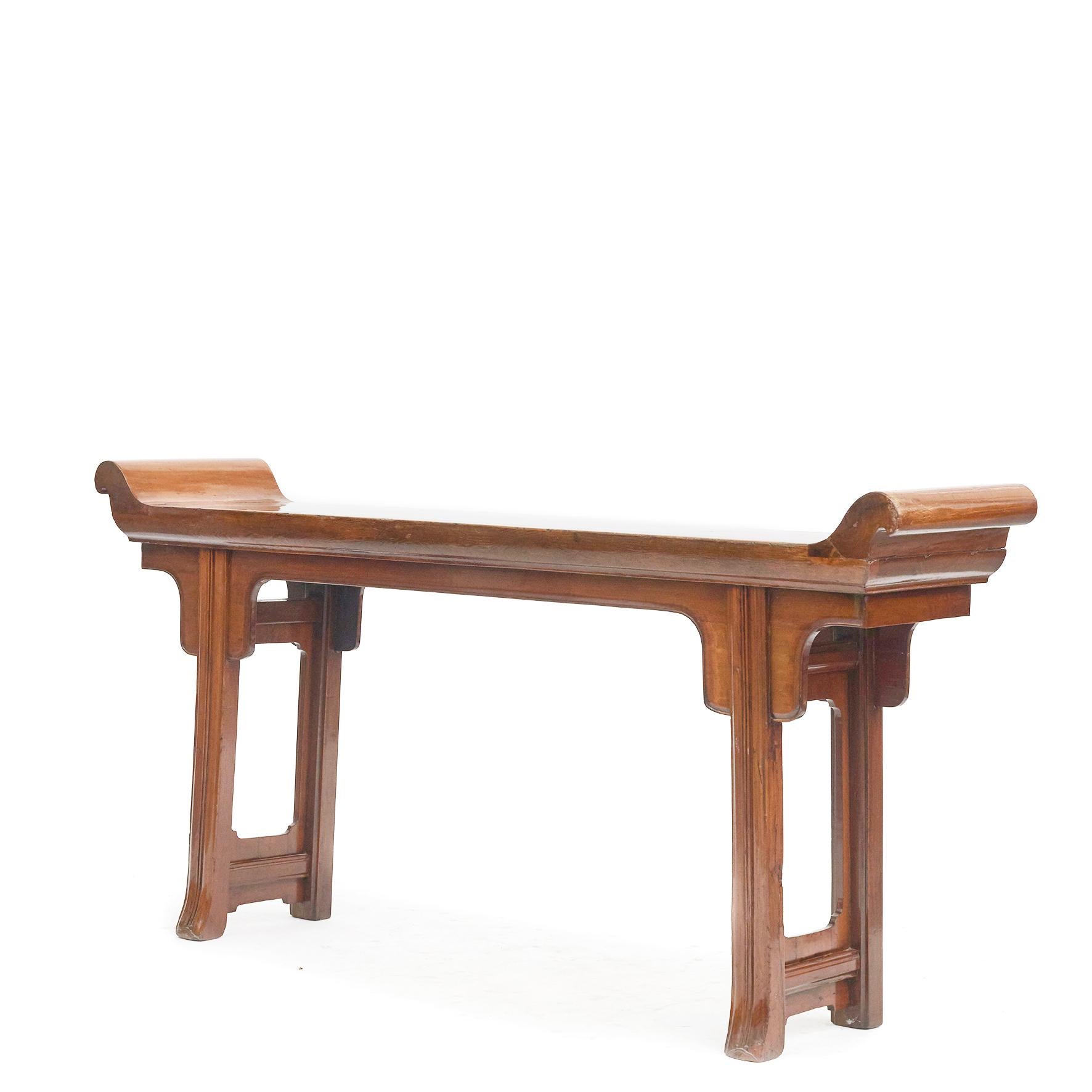 Rare table console d'autel chinoise de la dynastie Qing.
La table d'autel est fabriquée en bois de cyprès, une essence de bois à la teinte chaude et au grain magnifique.
Plateau de table réalisé en une seule pièce de bois, avec des rebords et des