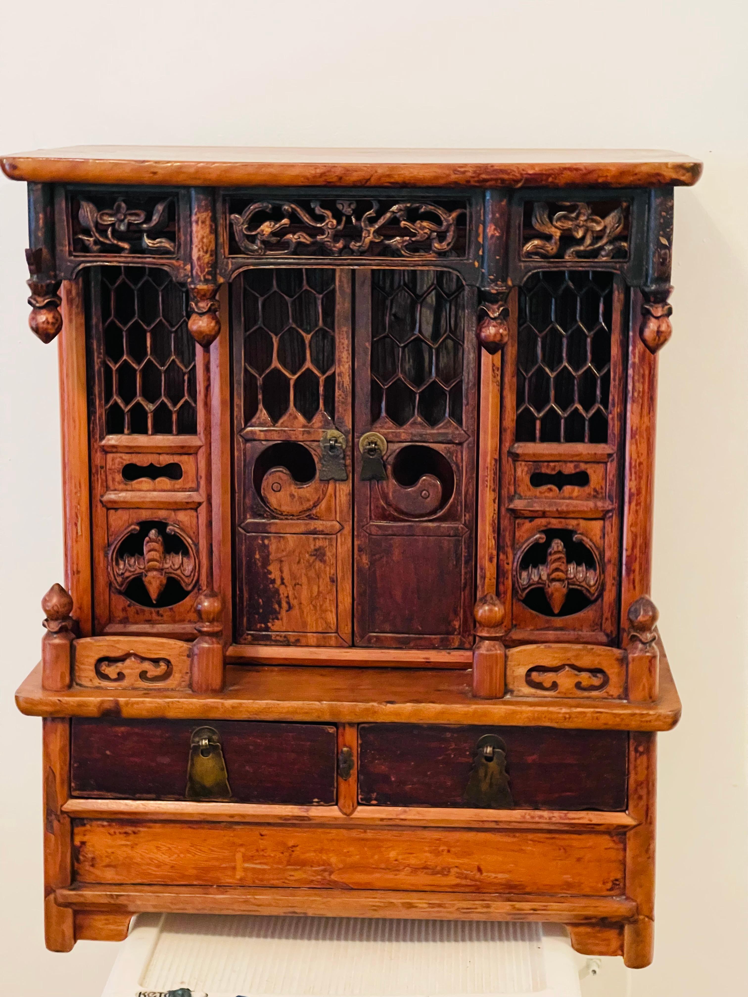 Antica pala d'altare asiatica della dinastia Wing o caffettiera. Realizzato in legno duro, probabilmente huanghuali. Decorato con simboli intagliati di pipistrelli.