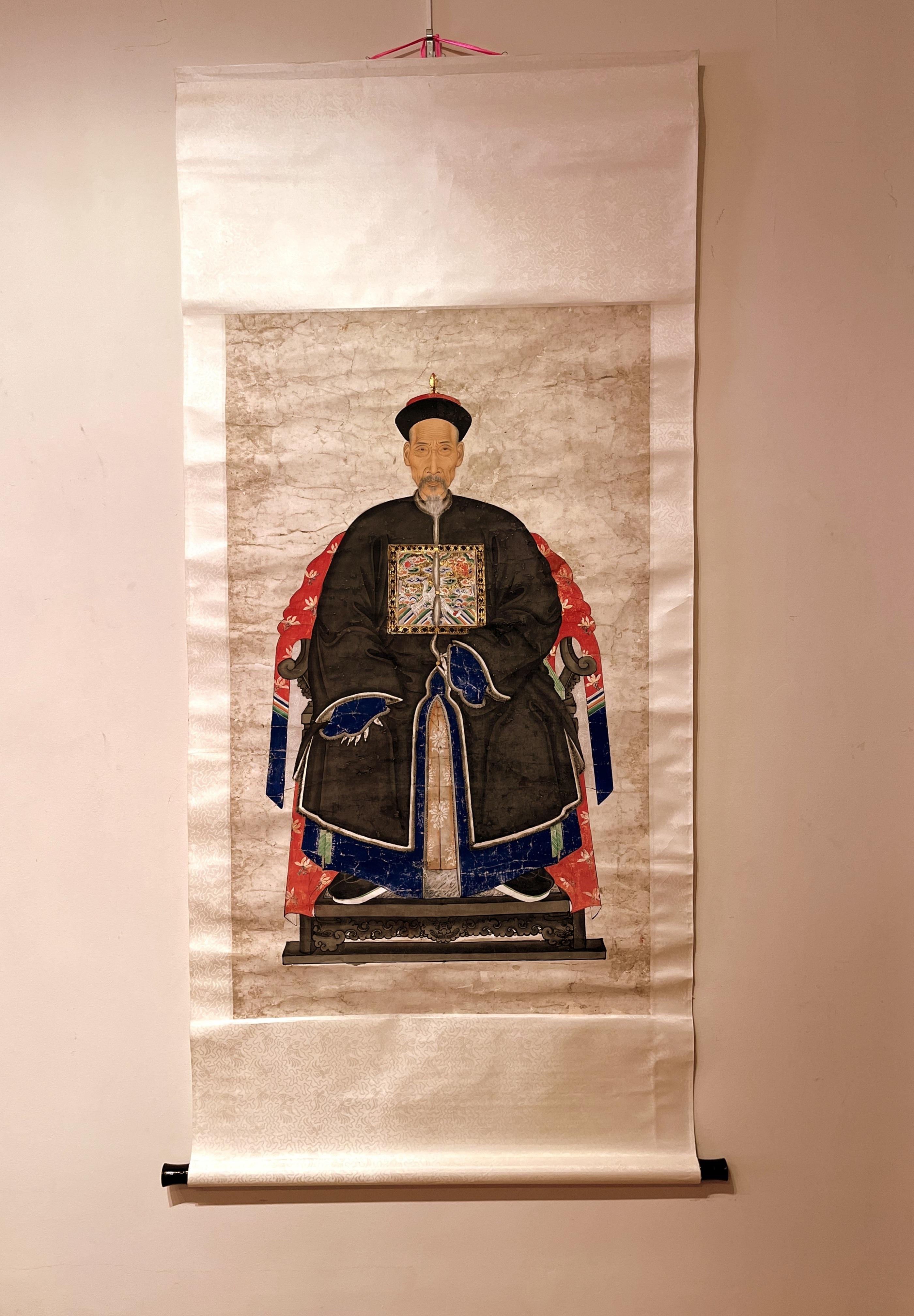 Portrait d'officier impérial ancestral chinois de la dynastie Qing, 19e siècle,
L'officier impérial assis dans une posture digne sur une chaise à dossier en fer à cheval, portant un chapeau officiel et un insigne de grade représentant un paon en