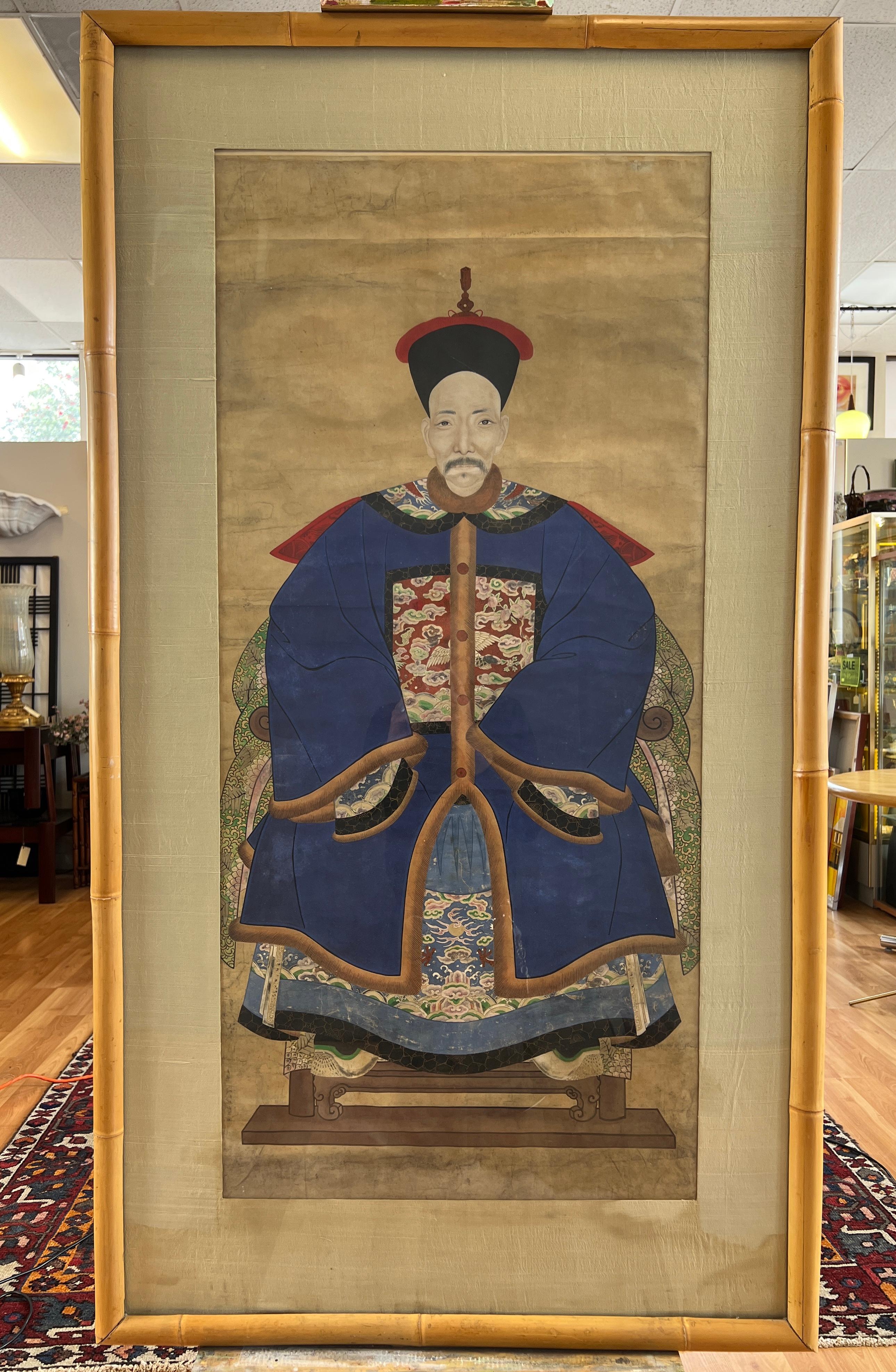 Ein beeindruckend großes Porträtgemälde eines hohen Beamten des ersten Ranges aus der chinesischen Qing-Dynastie des 19. Jahrhunderts in einem Bambusrahmen mit Seidenmatte. 

Es zeichnet sich durch scharfe, feine Linien, satte, leuchtende Farben