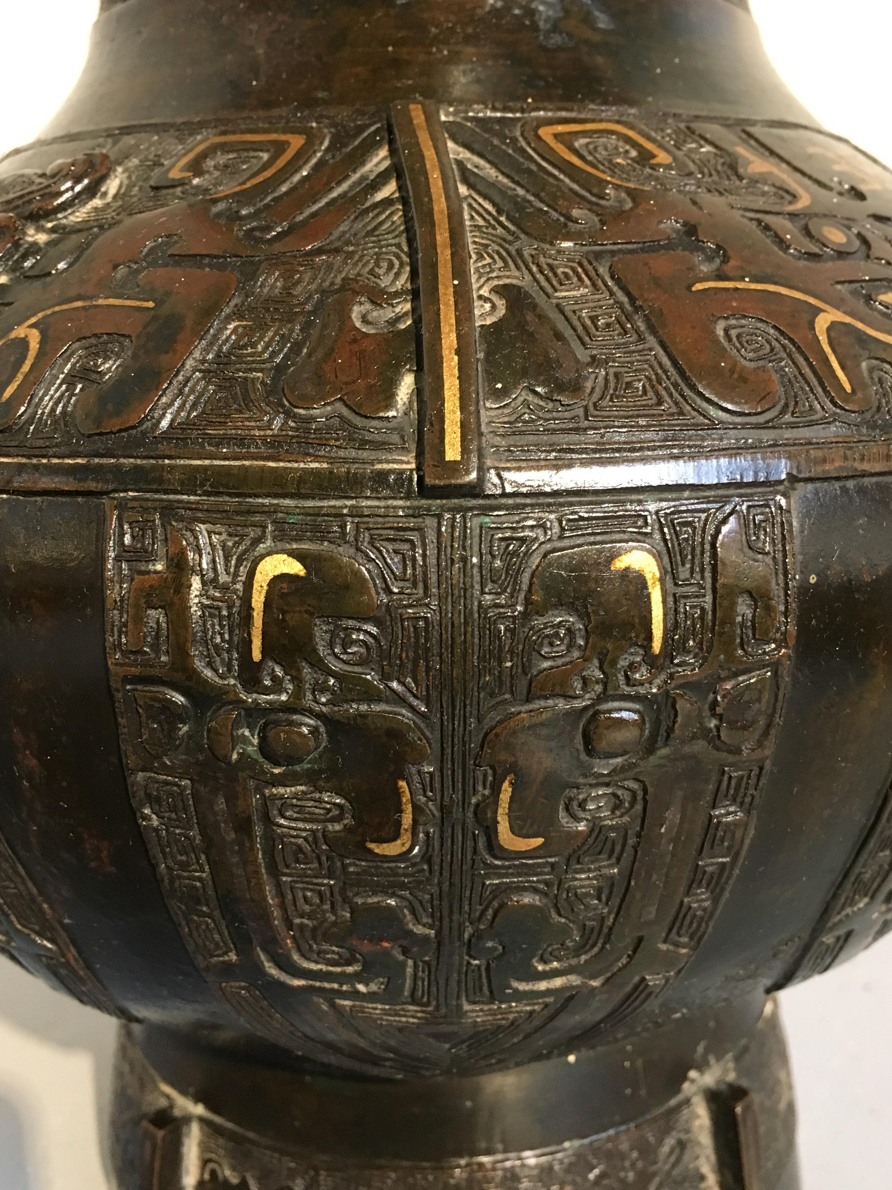 Chinesische Qing-Dynastie Archaische Bronze-Paket-vergoldete Hu-Vase:: Mitte des 18 5