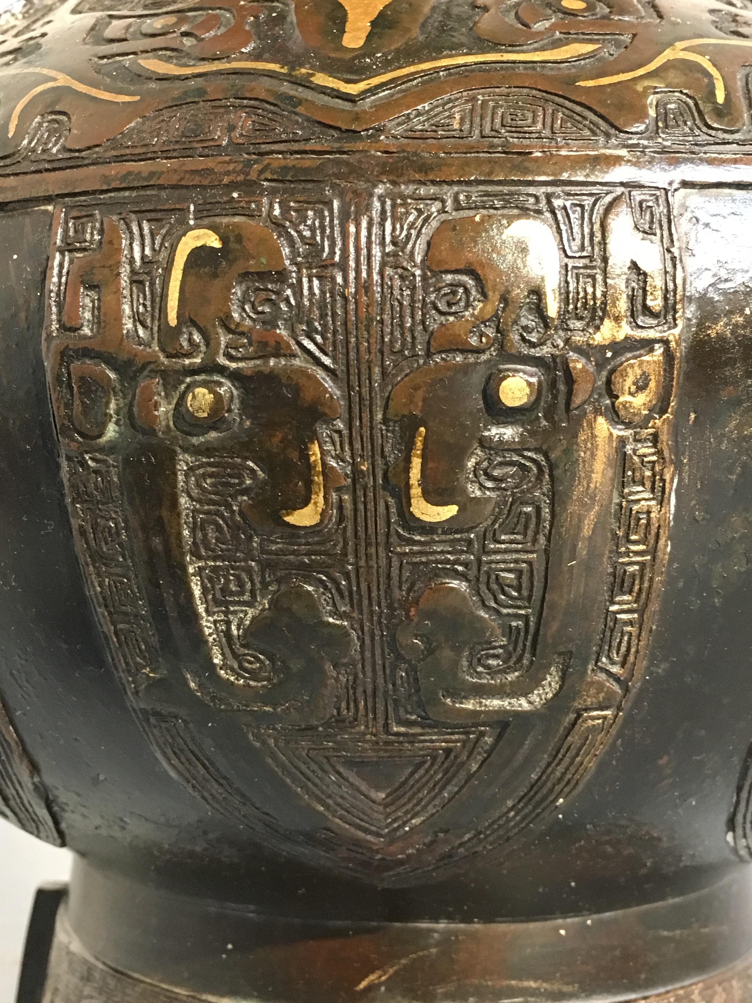 Chinesische Qing-Dynastie Archaische Bronze-Paket-vergoldete Hu-Vase:: Mitte des 18 6