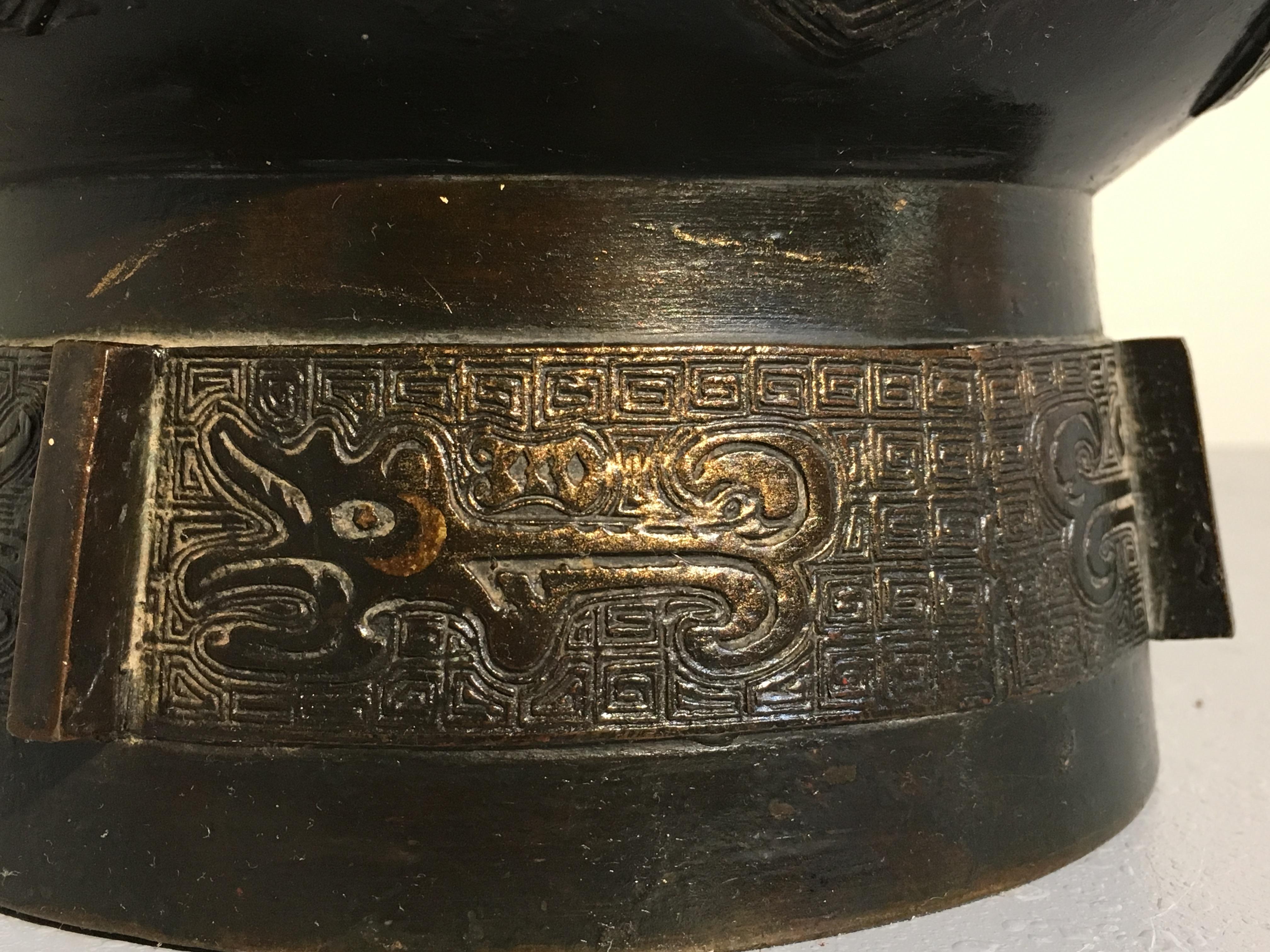 Chinesische Qing-Dynastie Archaische Bronze-Paket-vergoldete Hu-Vase:: Mitte des 18 10