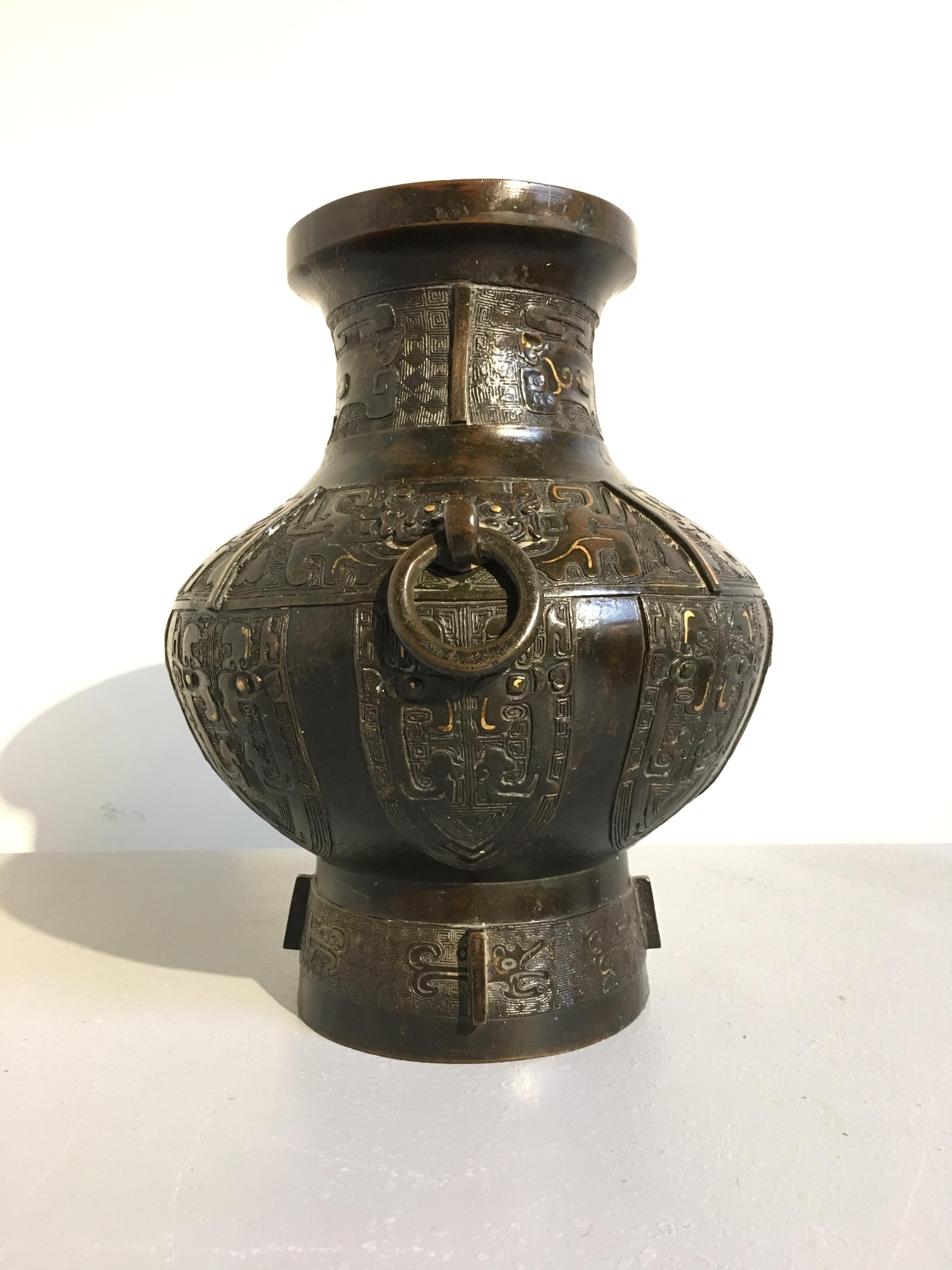 Chinesische Qing-Dynastie Archaische Bronze-Paket-vergoldete Hu-Vase:: Mitte des 18 im Zustand „Relativ gut“ in Austin, TX