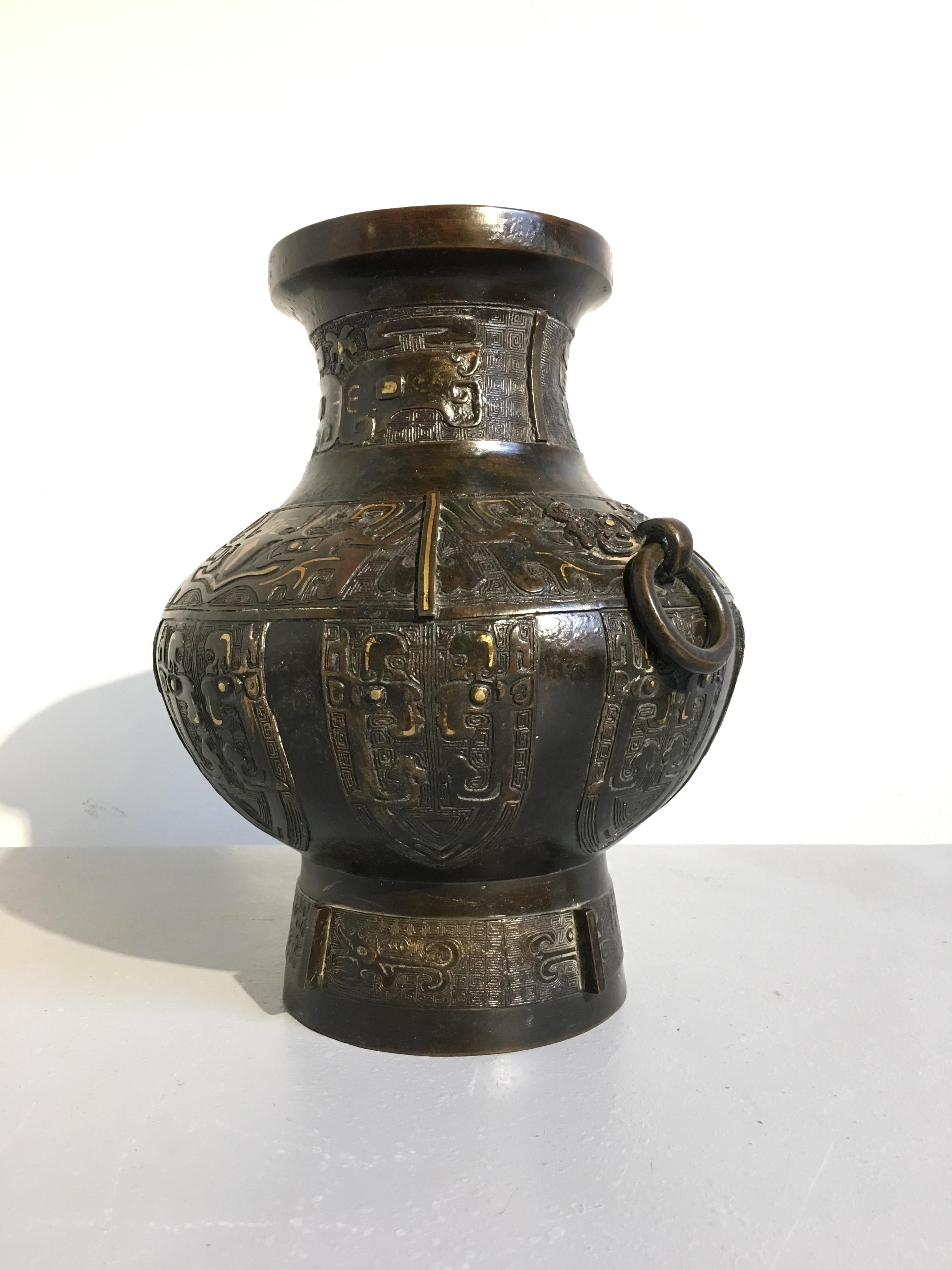 Chinesische Qing-Dynastie Archaische Bronze-Paket-vergoldete Hu-Vase:: Mitte des 18 (18. Jahrhundert)