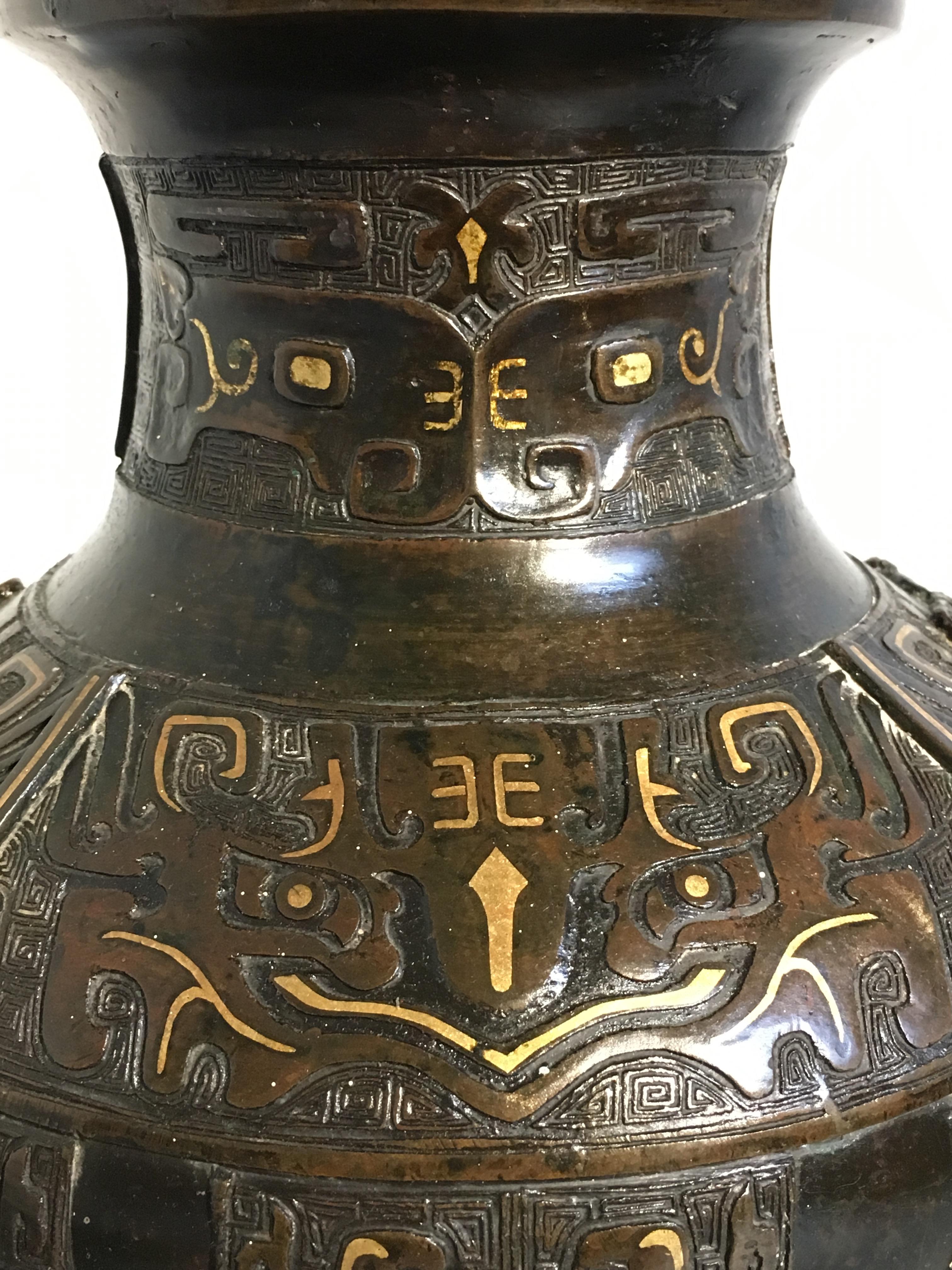 Chinesische Qing-Dynastie Archaische Bronze-Paket-vergoldete Hu-Vase:: Mitte des 18 2