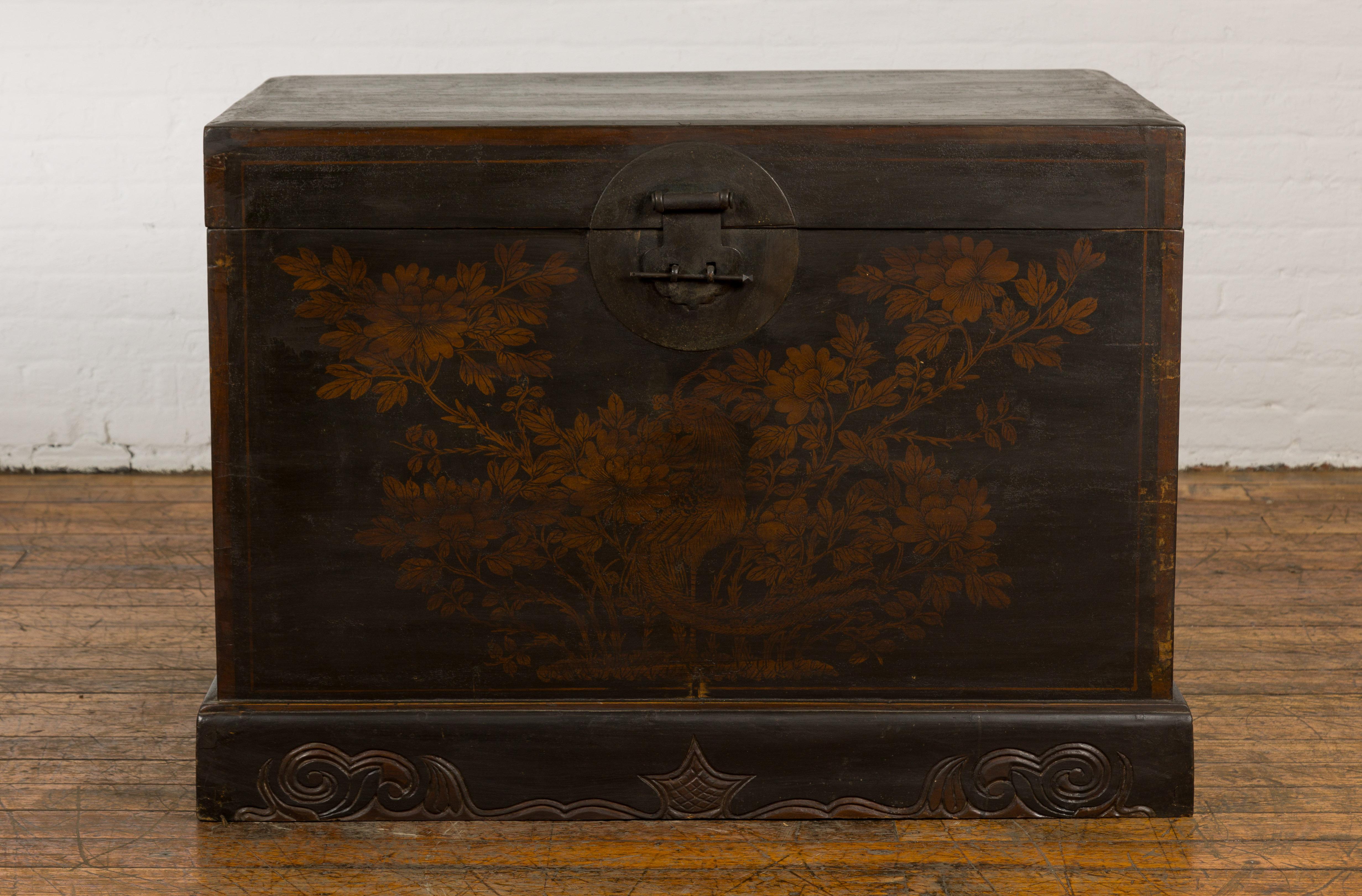 Chinese Qing Dynasty Blanket Chest with Hand-Painted Bird and Foliage Design In Good Condition For Sale In Yonkers, NY