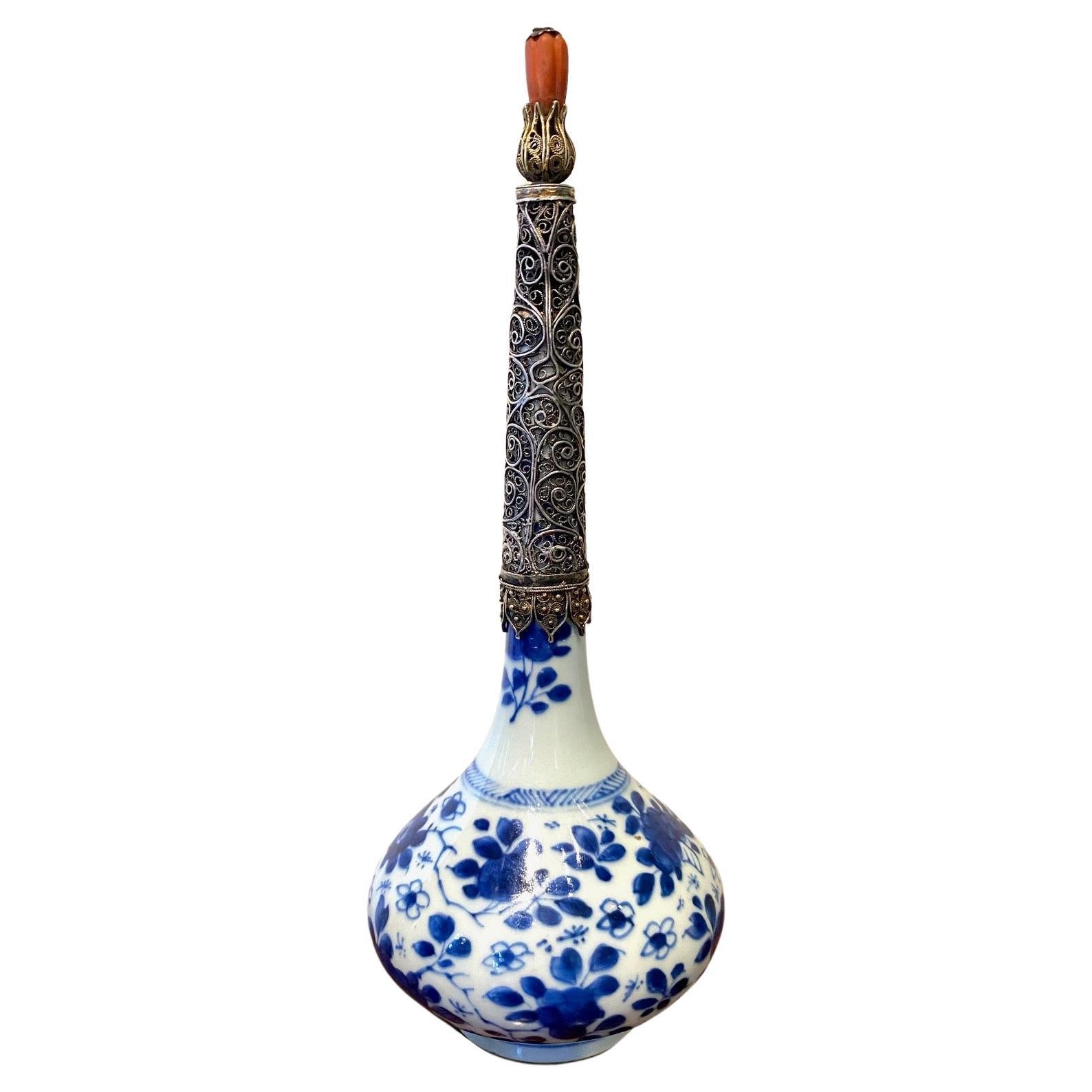 Chinesisch Qing Dynasty Blau und Weiß Blau Porzellan "Rose Water" Sprinkler im Angebot