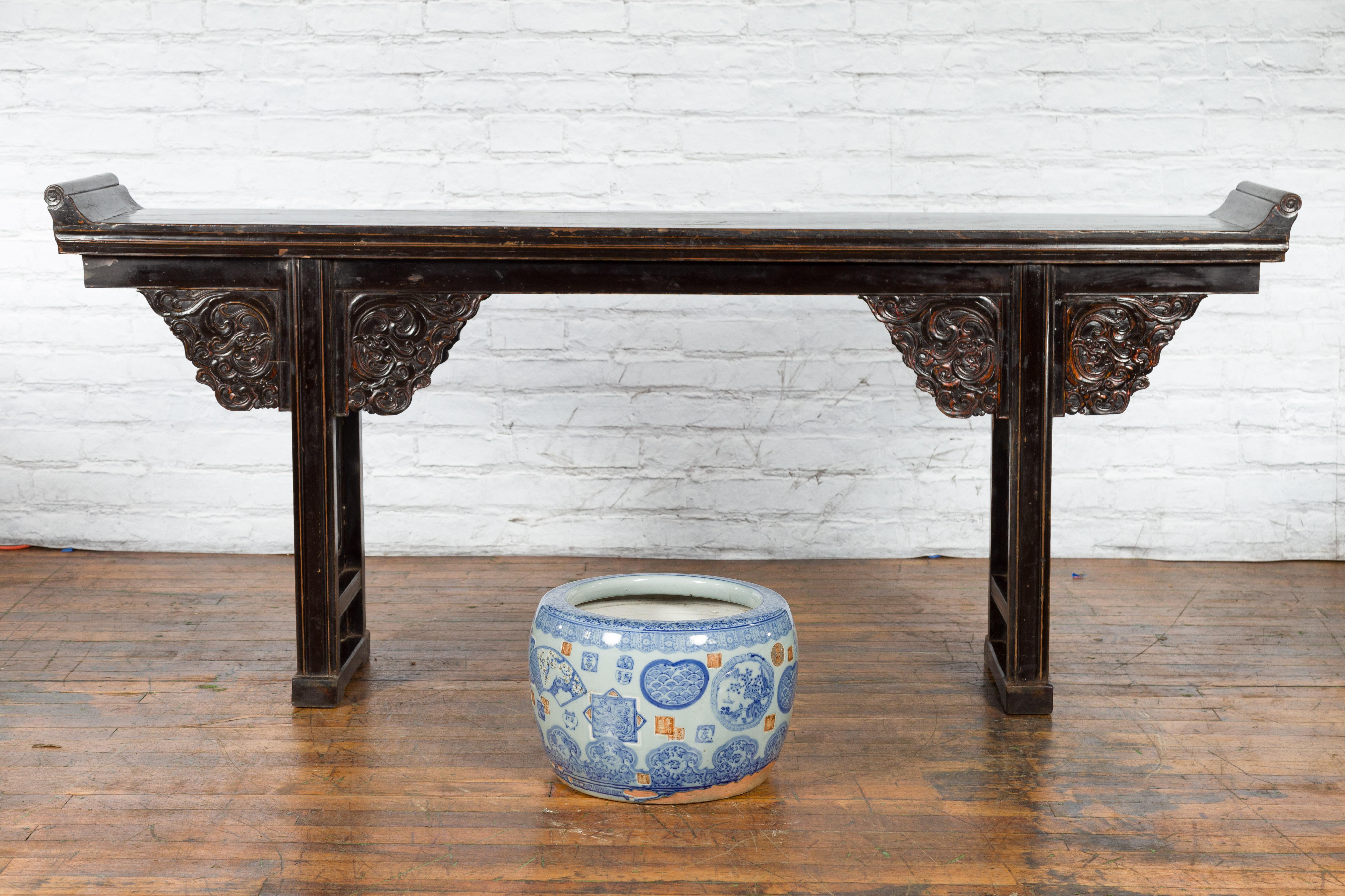 A Chinese Qing Dynasty period porcelain planter from the 19th century with blue and white décor alternating with seals with calligraphy. Created in China during the Qing Dynasty in the 19th century, this large planter features a circular white