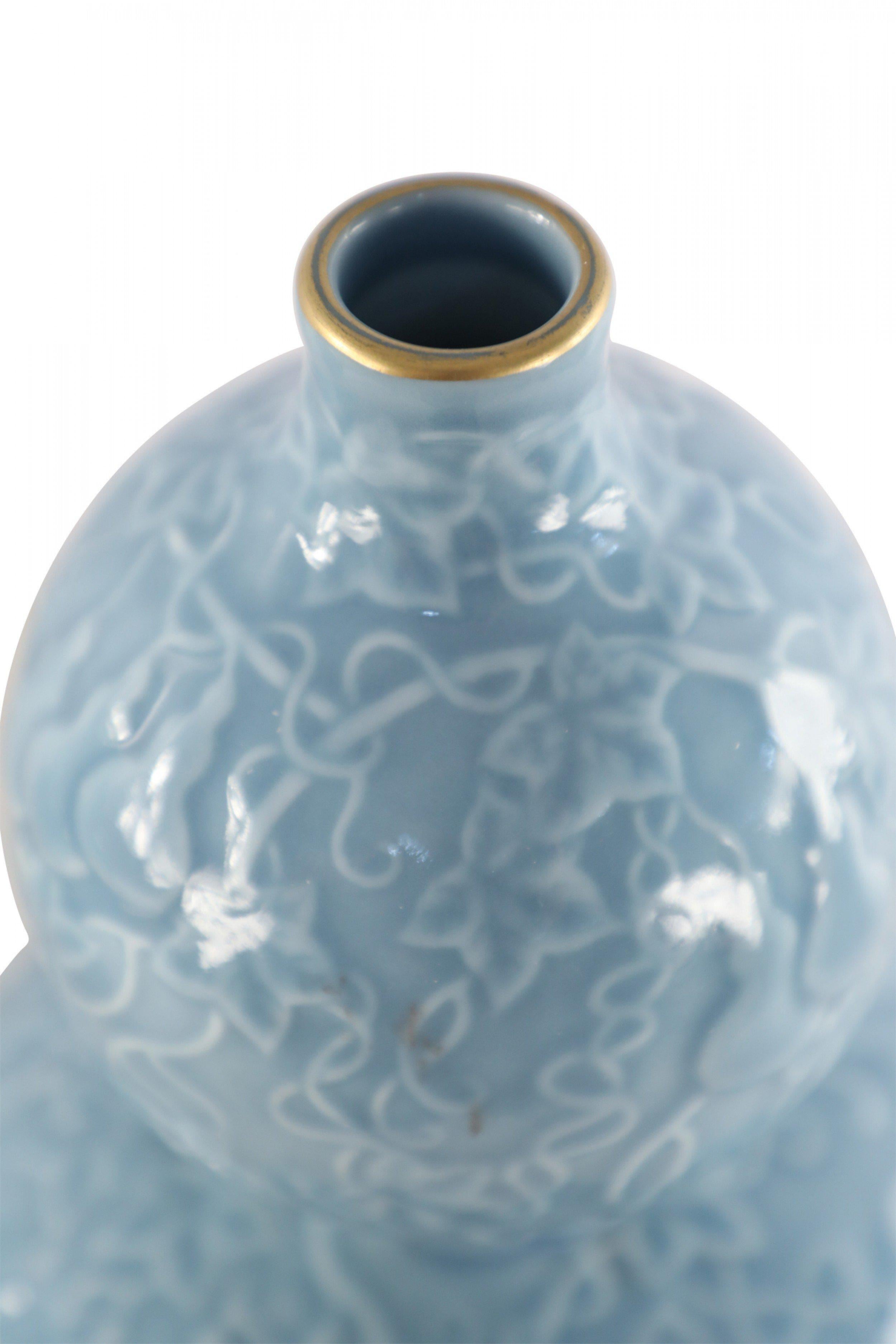 Chinese Export Chinese Qing Dynasty Style Blue Double-Gourd Porcelain Vase with Gold Rim For Sale