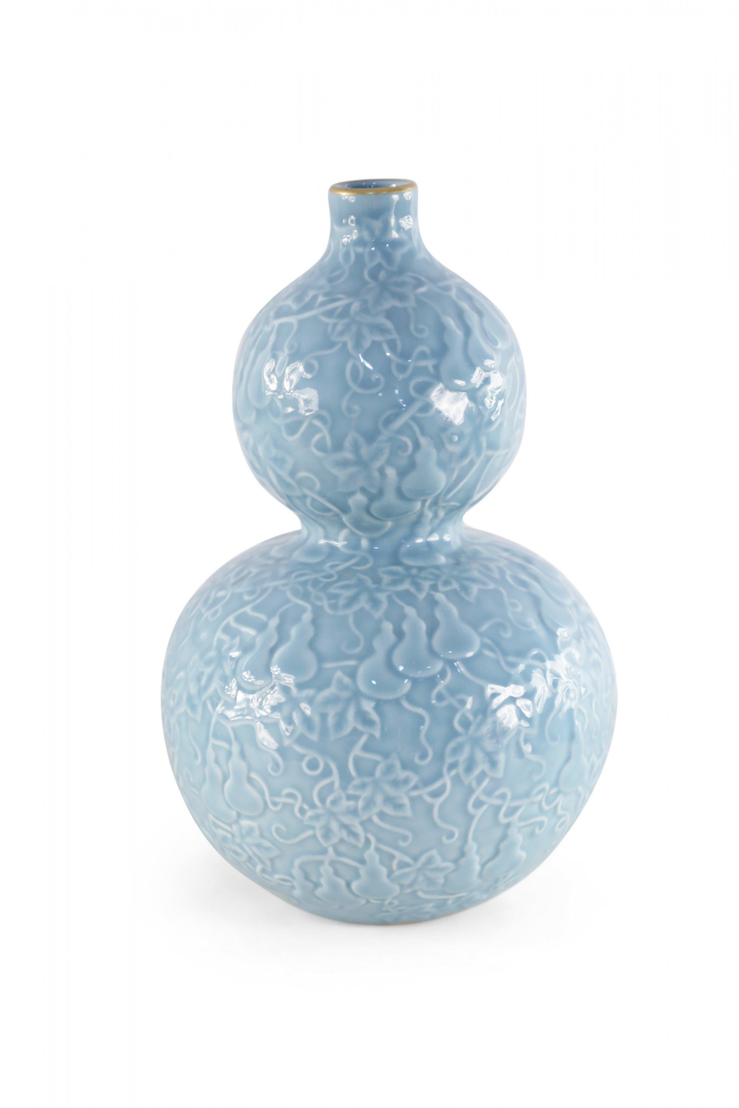 Chinese Qing Dynasty Style Blue Double-Gourd Porcelain Vase with Gold Rim In Good Condition For Sale In New York, NY